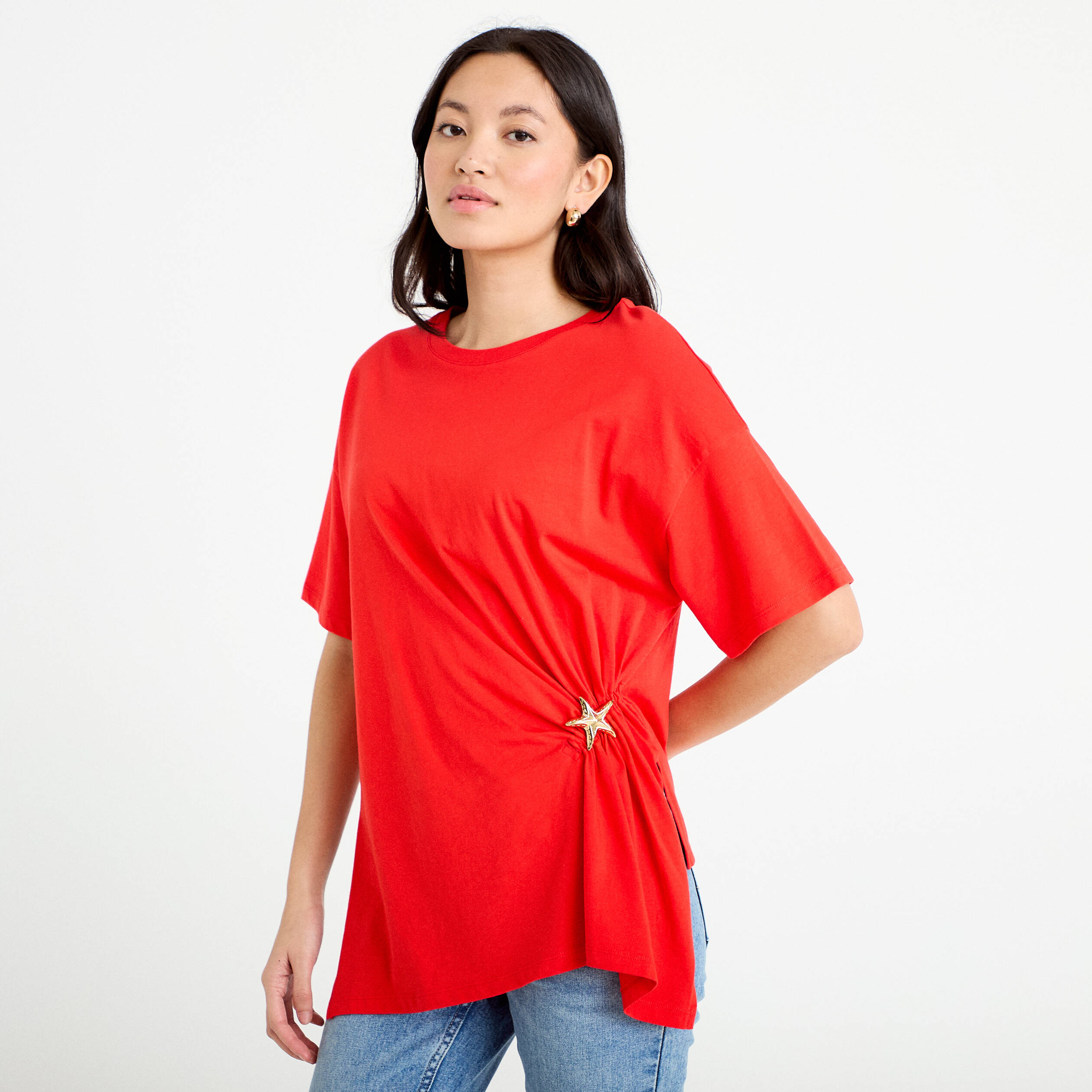 T-shirt &agrave; fronces avec bijou rouge femme