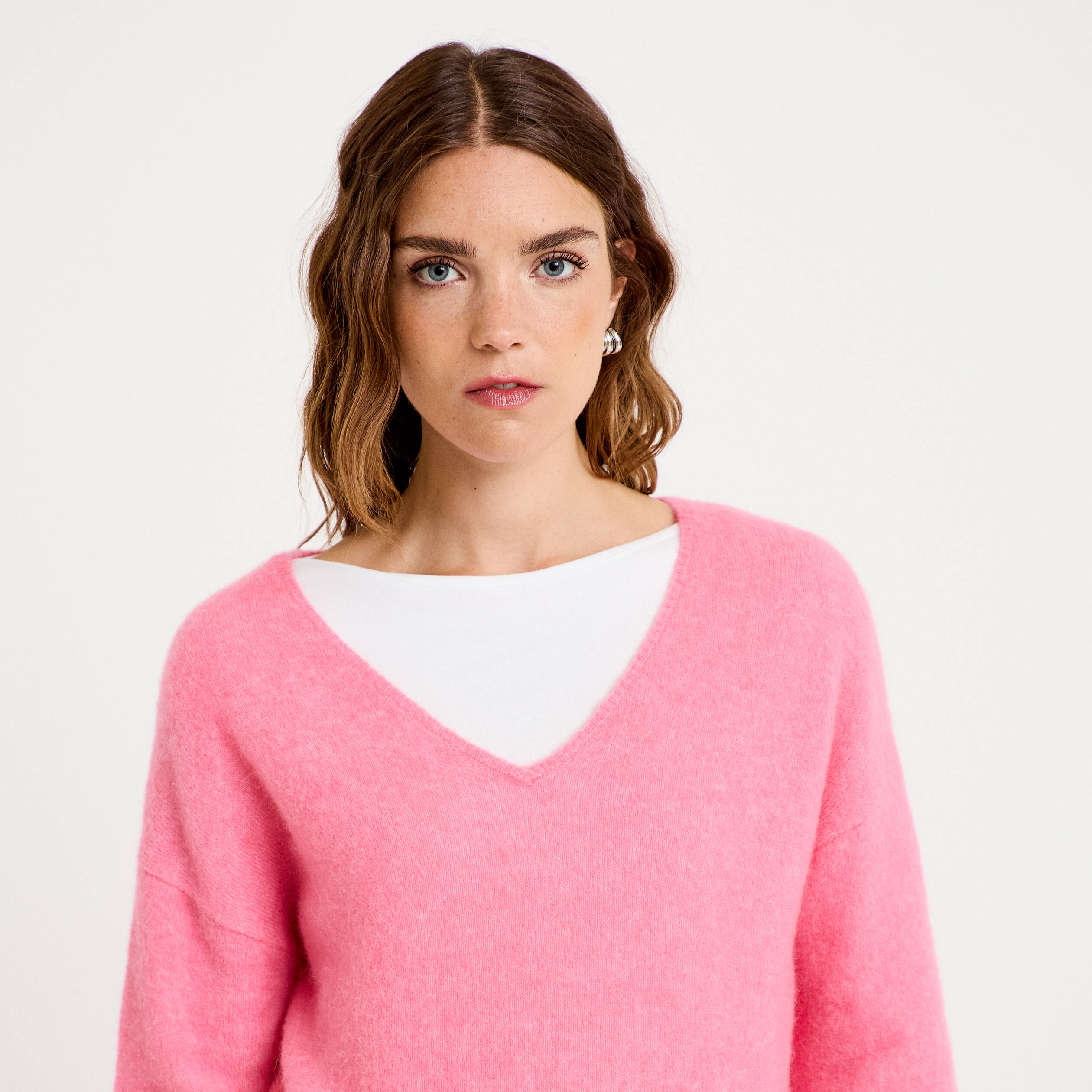Pull avec col en V rose vif femme