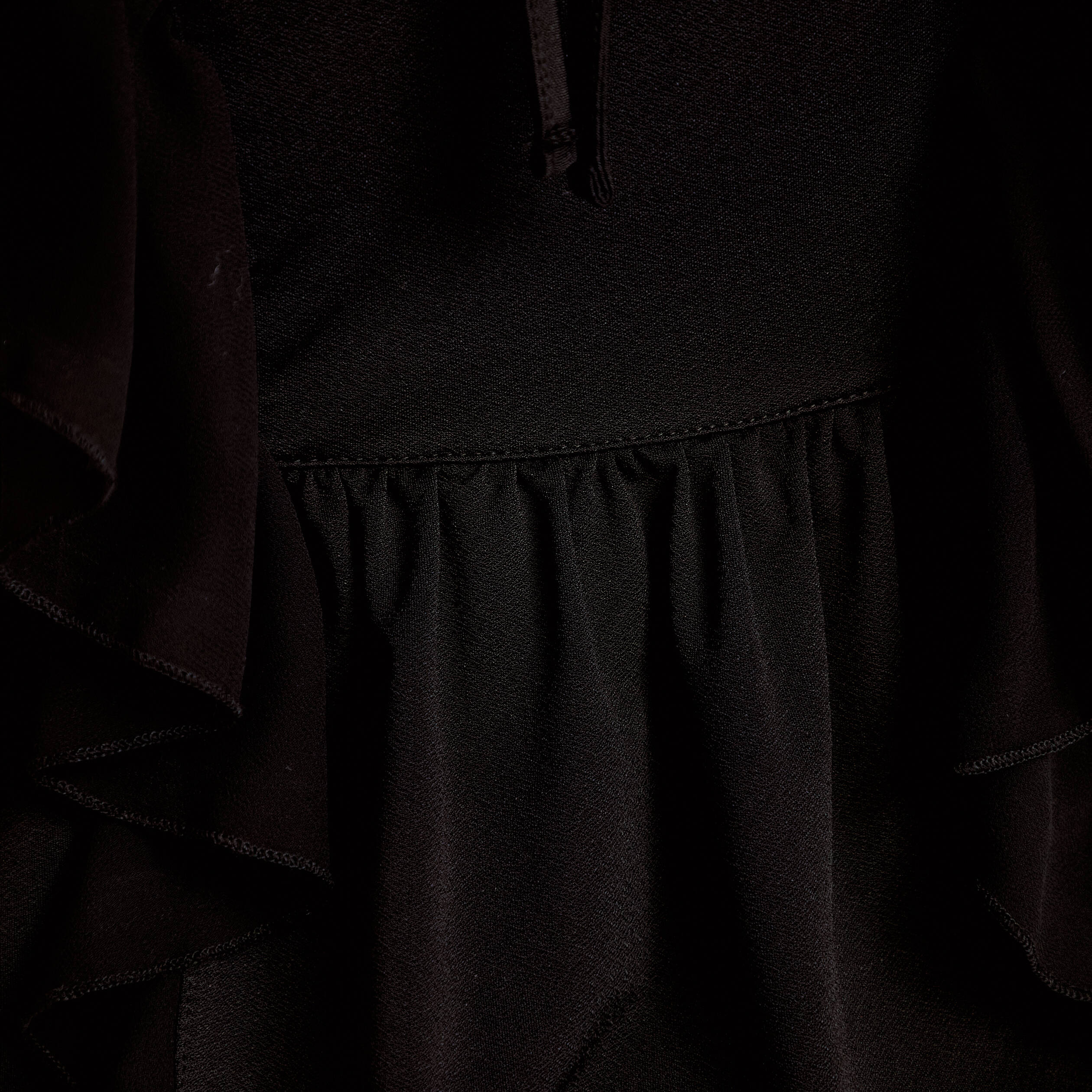 Blouse d&eacute;collet&eacute; voile manches courtes noir femme