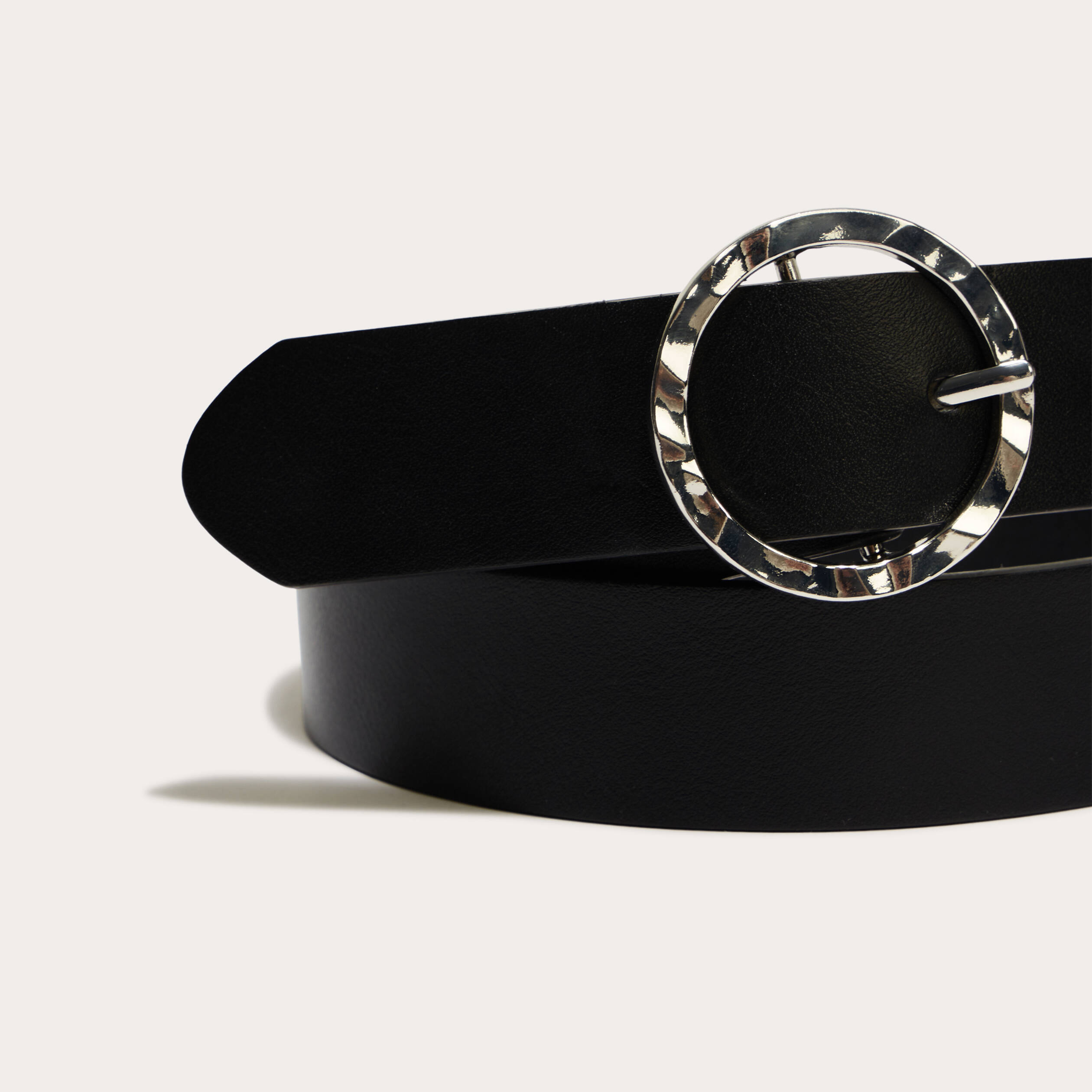 Ceinture boucle ronde emboss&eacute;e noir femme
