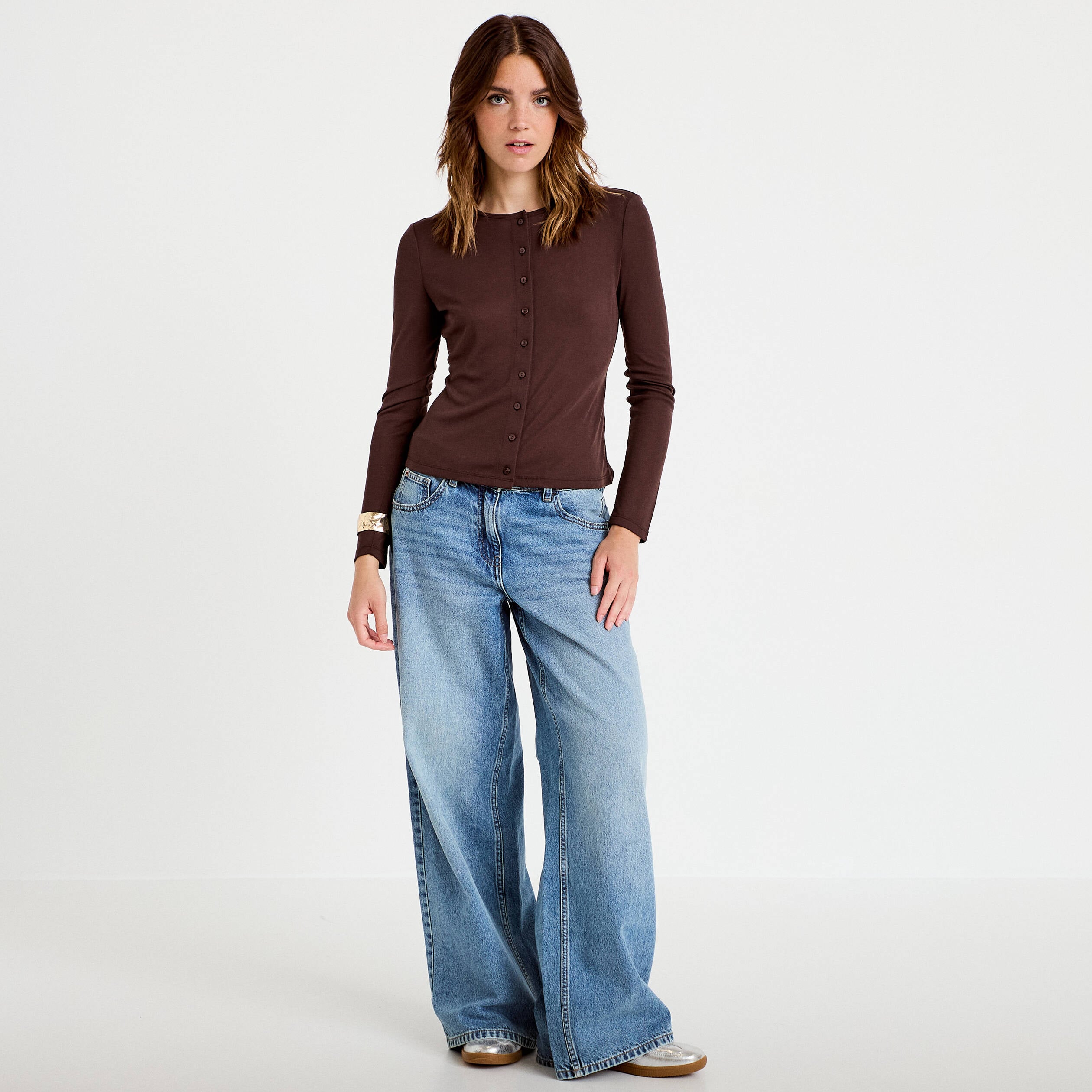 Gilet ajust&eacute; col rond manches longues marron fonc&eacute; femme