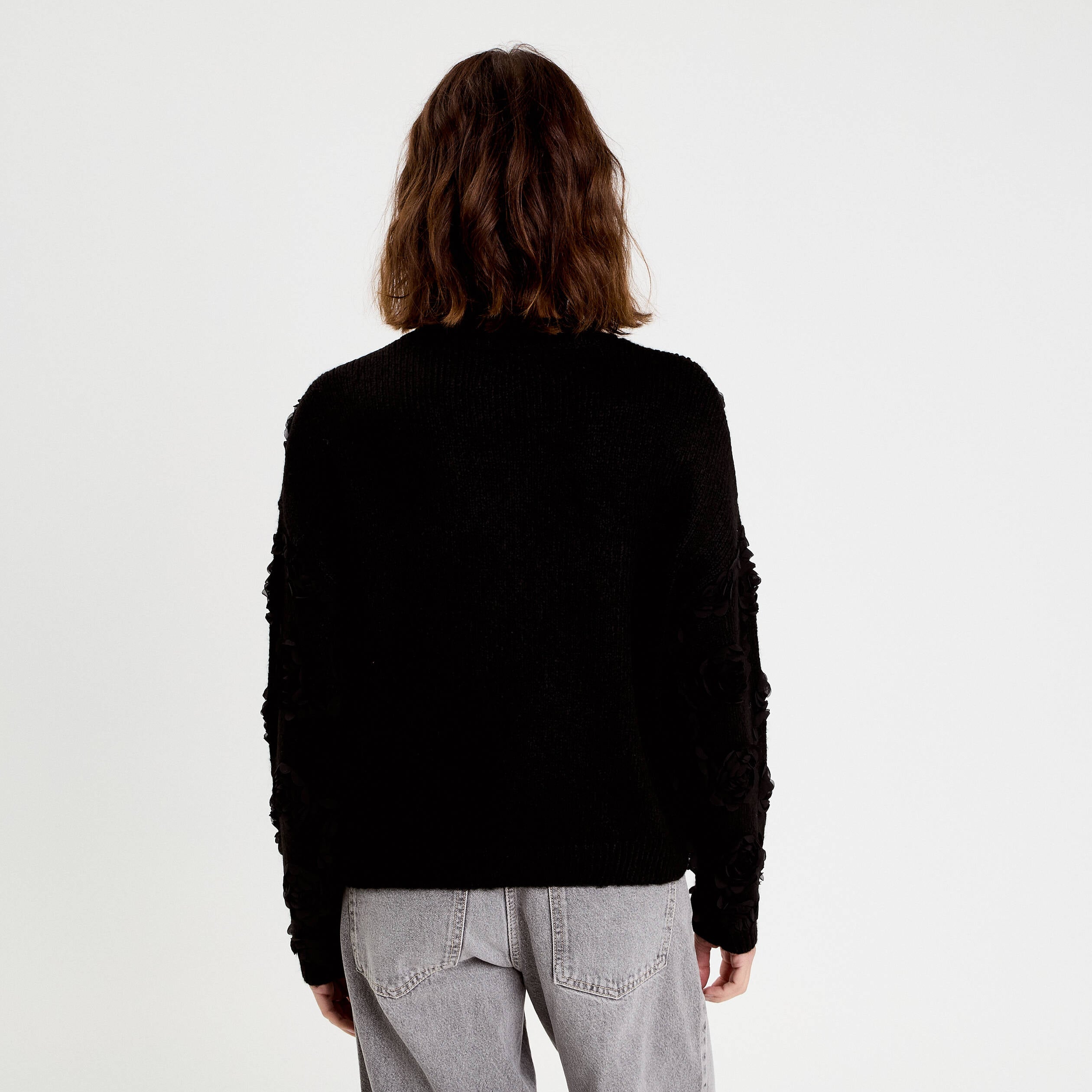 Pull fleurs en relief noir femme