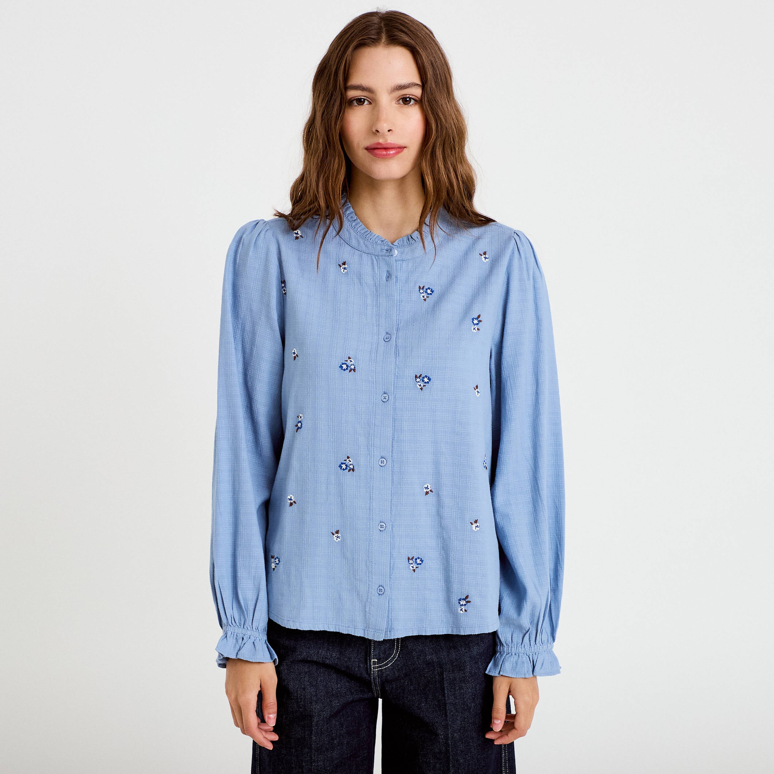 Blouse droite courte col v broderie bleu femme