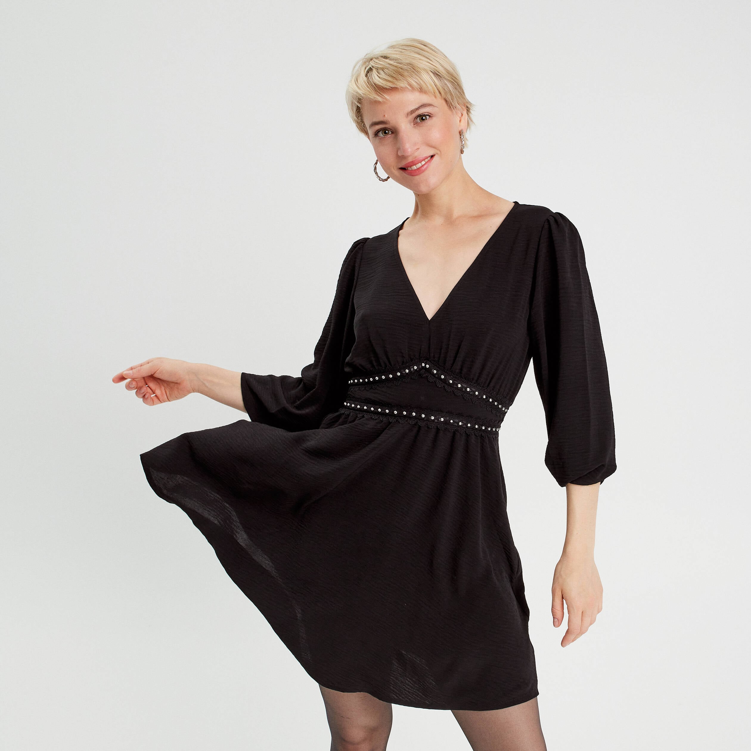Robe &eacute;vas&eacute;e avec bandes clous noir femme