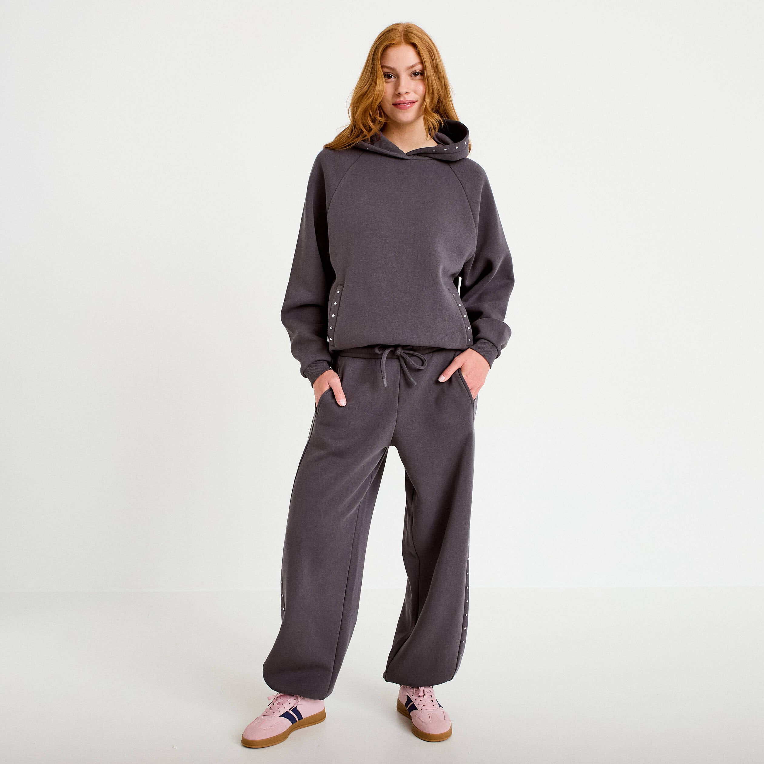Jogging &agrave; d&eacute;tails clout&eacute;s taille basse gris fonc&eacute; femme