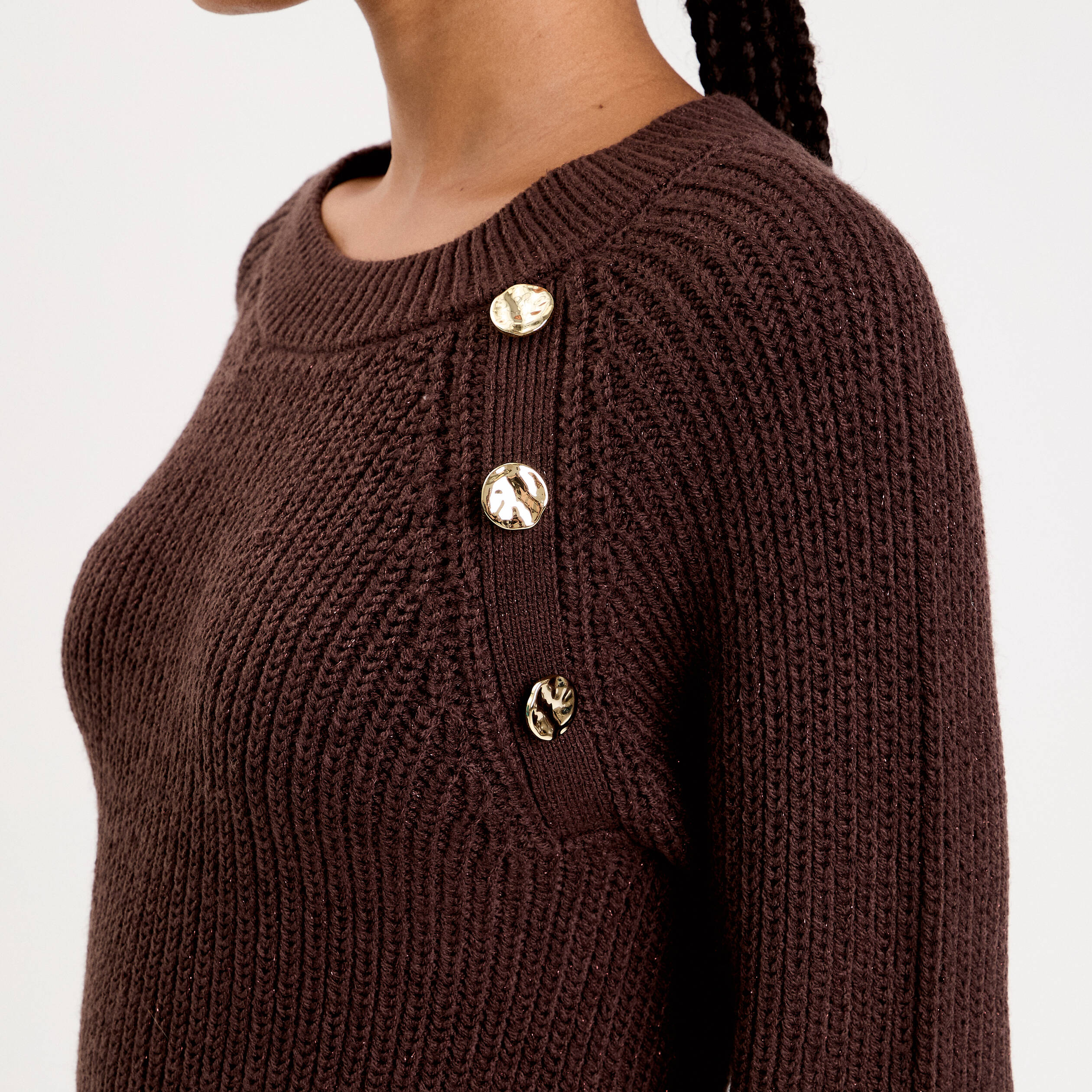 Robe pull d&eacute;tails de boutons marron fonc&eacute; femme