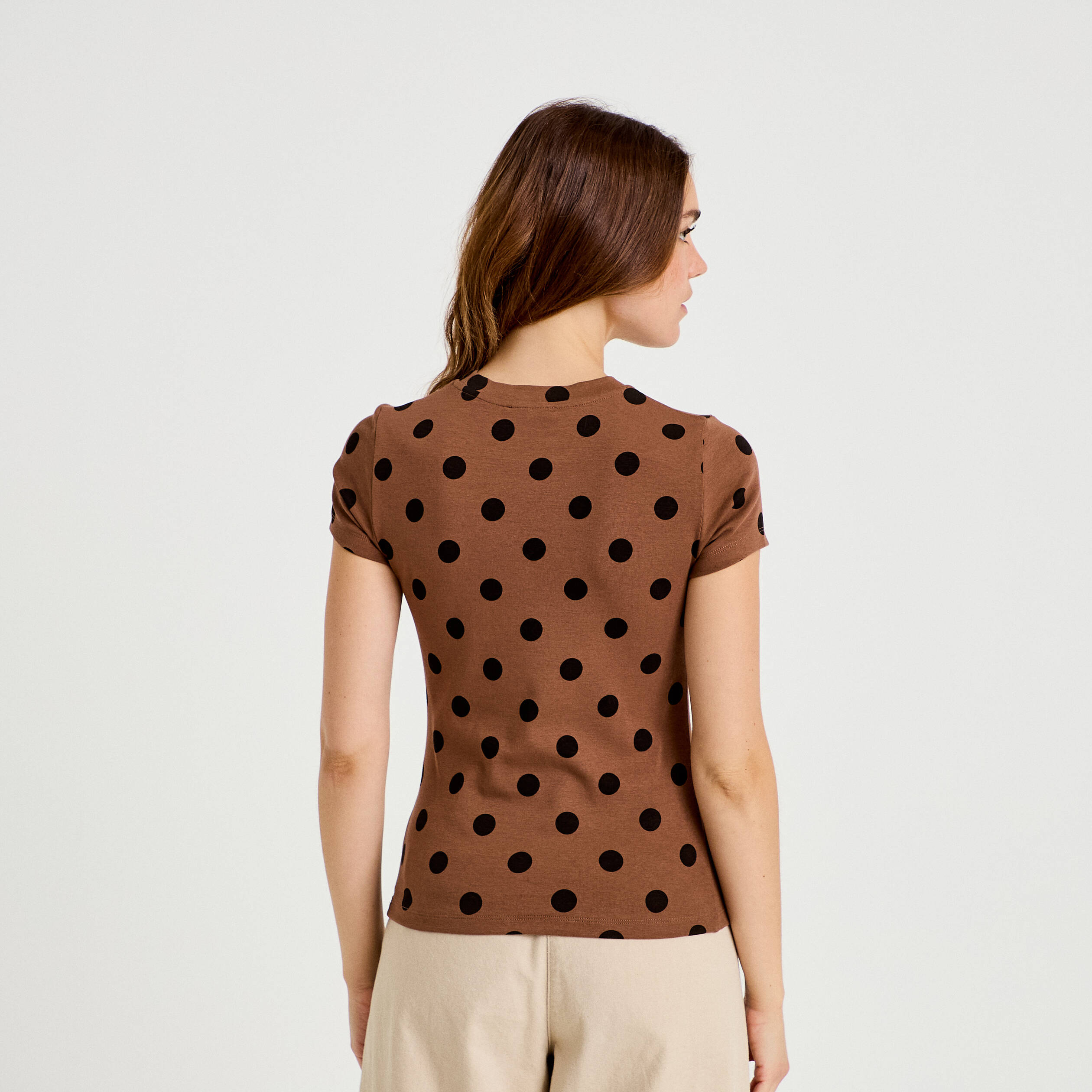 Top ajust&eacute; col rond manches courtes marron femme
