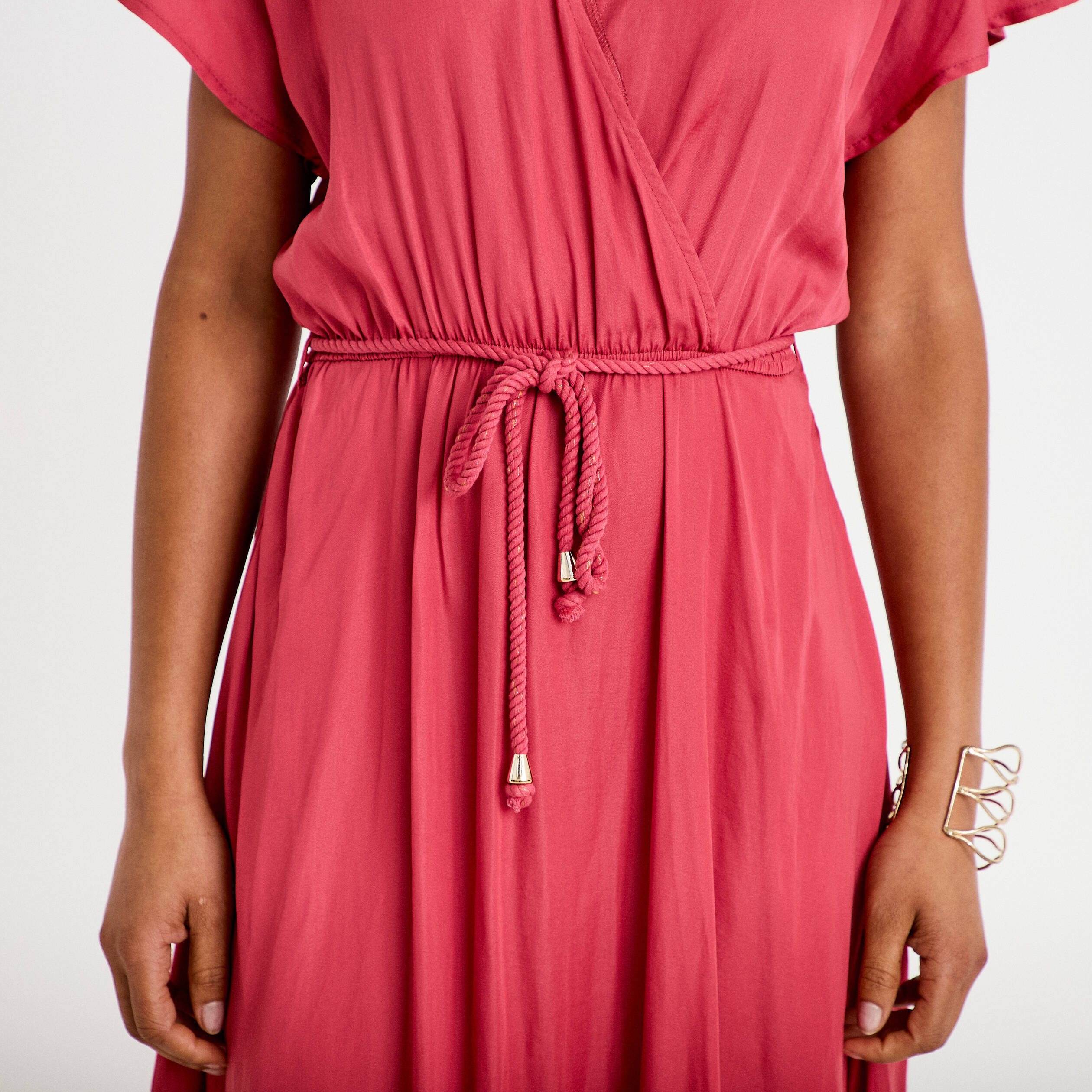 Robe longue &eacute;vas&eacute;e col v satin&eacute;e rose framboise femme