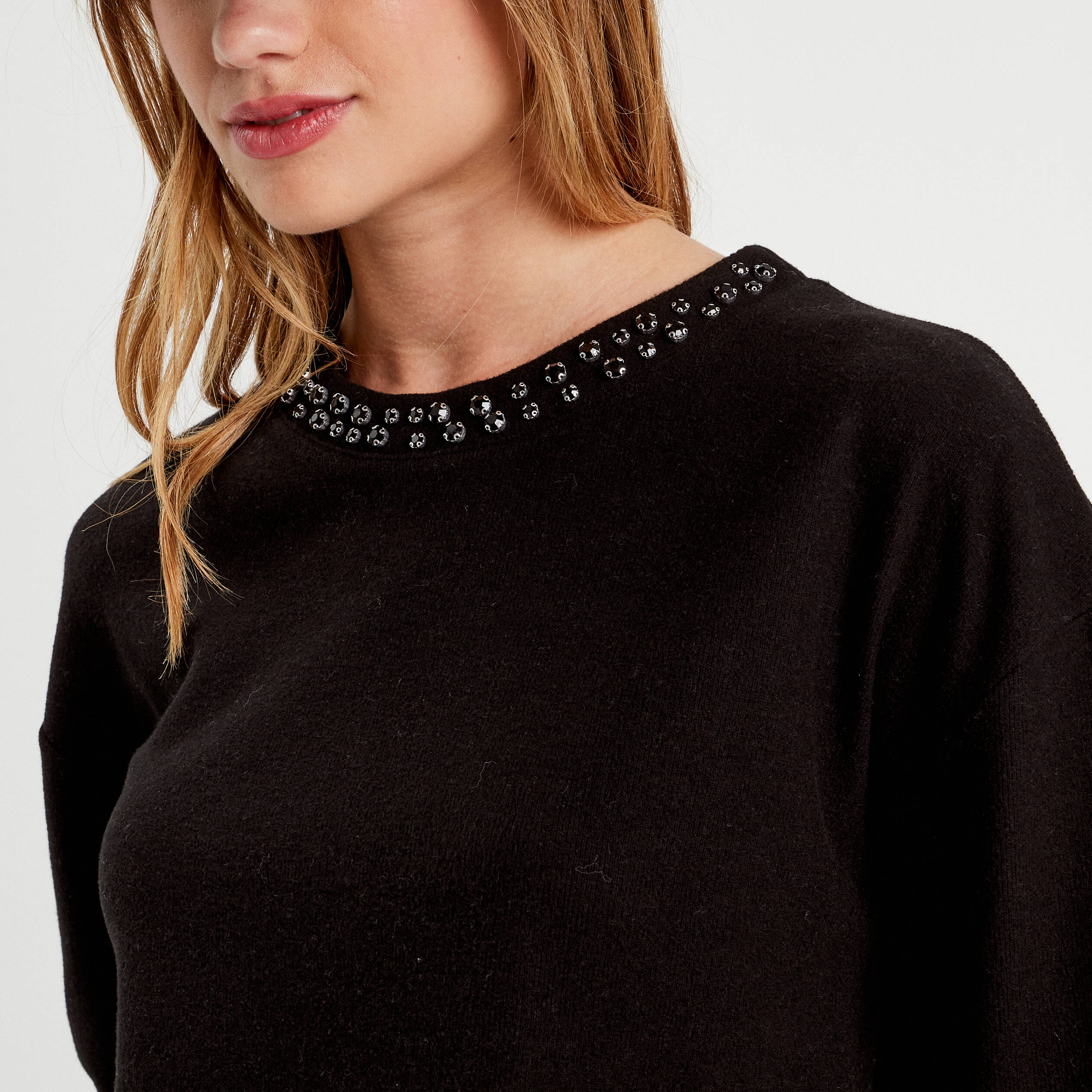 T-shirt col d&eacute;tails bijoux noir femme