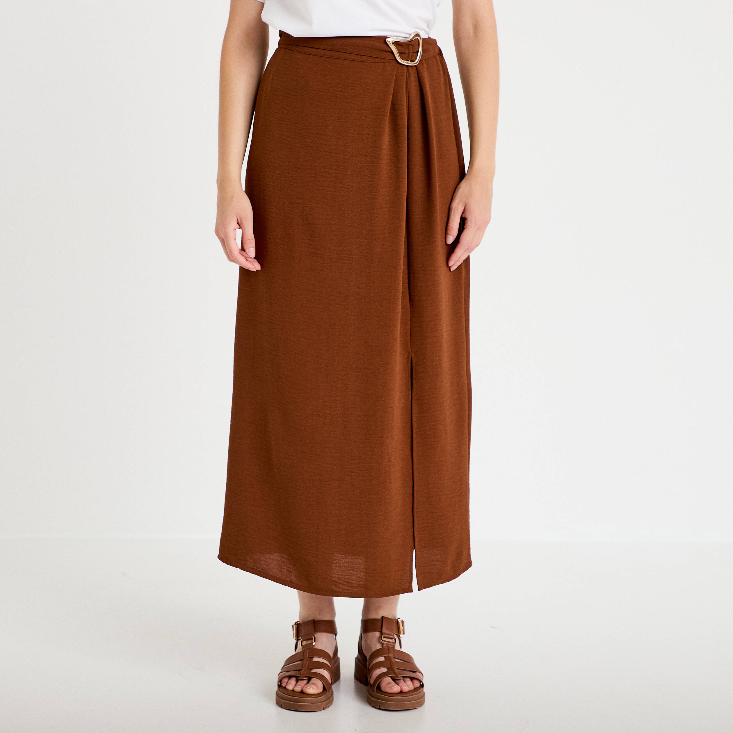 Jupe longue pliss&eacute;e avec bijou marron femme