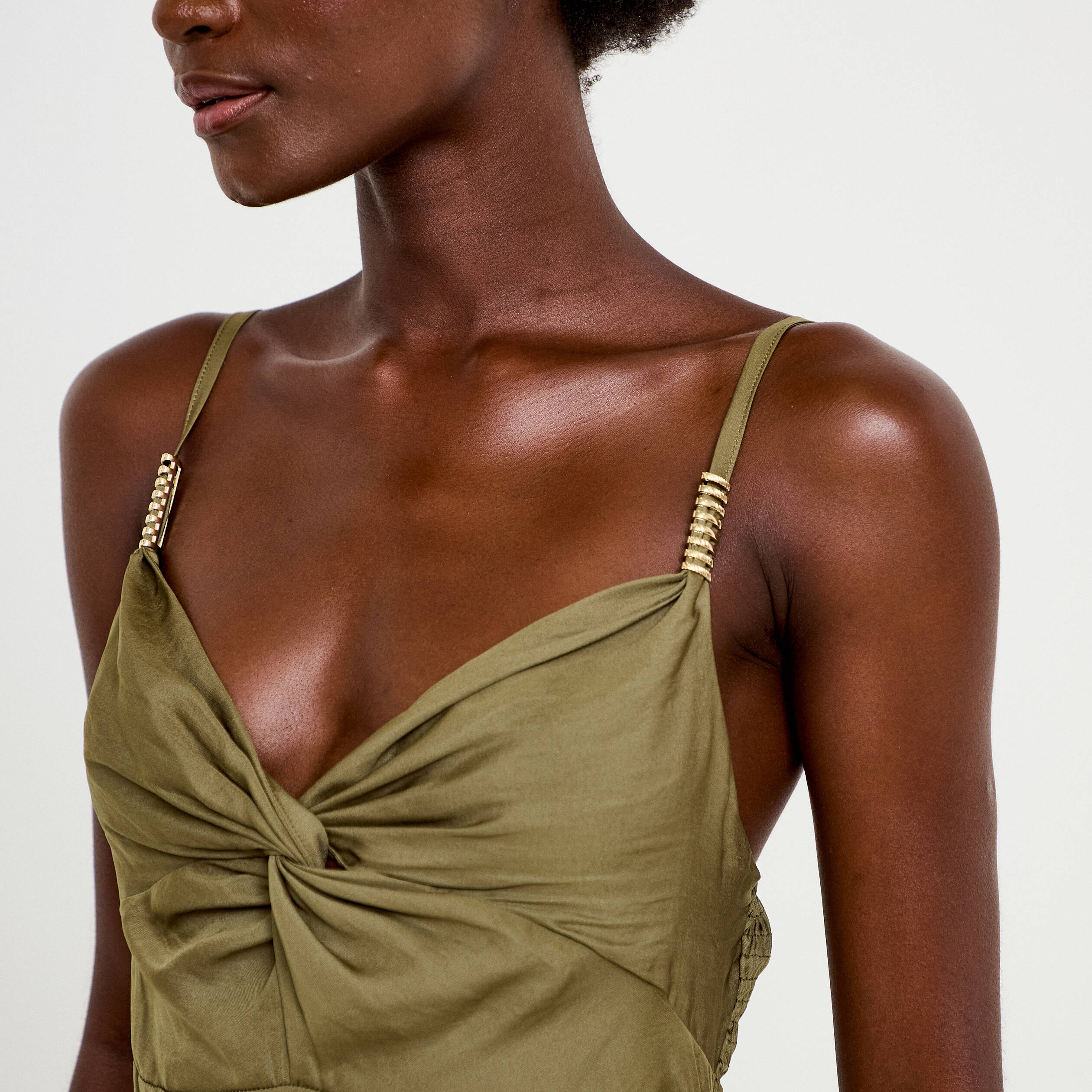 Robe longue &eacute;vas&eacute;e col v satin&eacute;e vert kaki femme