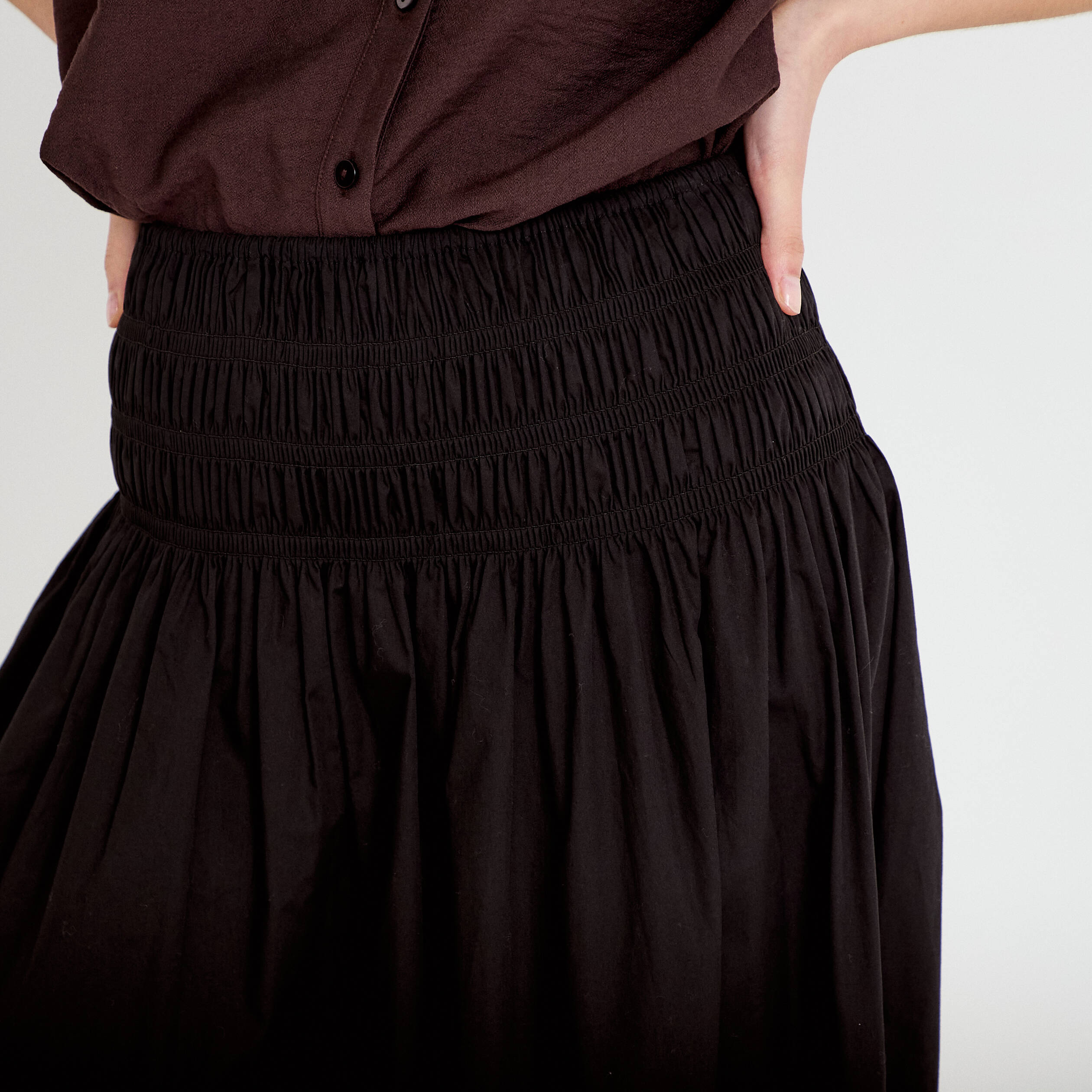 Jupon &eacute;vas&eacute; taille smock&eacute;e noir femme