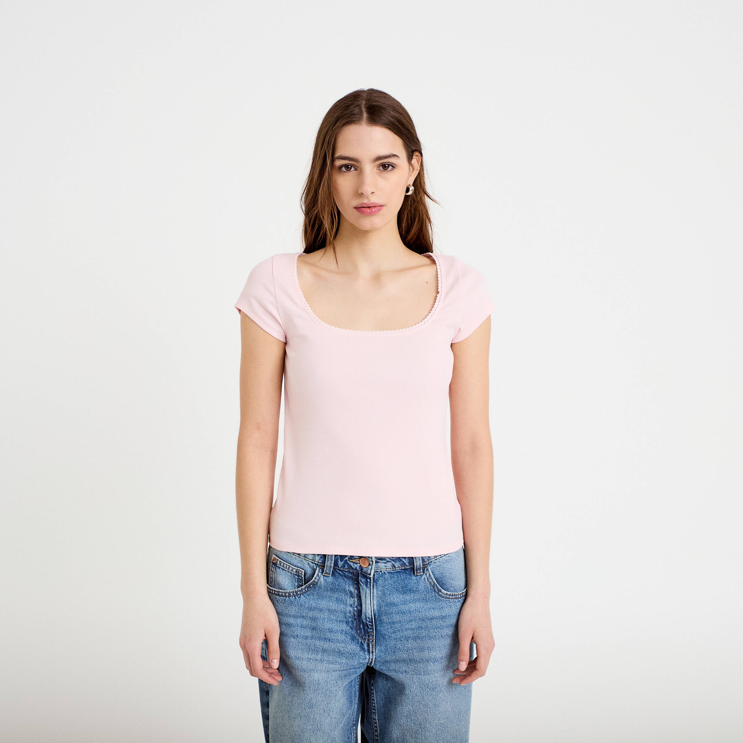 T-shirt cintr&eacute; d&eacute;collet&eacute; manches courtes rose clair femme