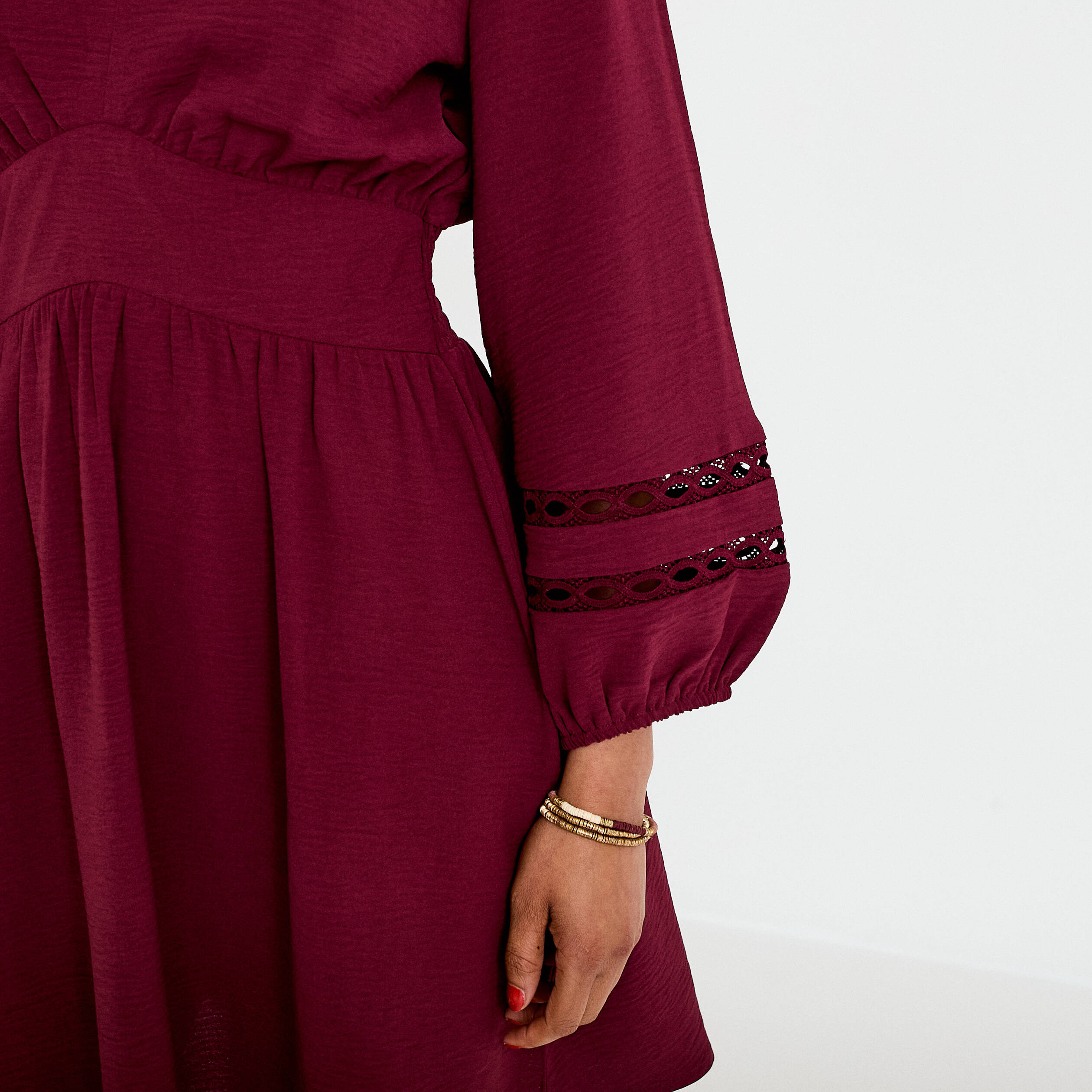 Robe courte &eacute;vas&eacute;e col v manches 3/4 bordeaux femme