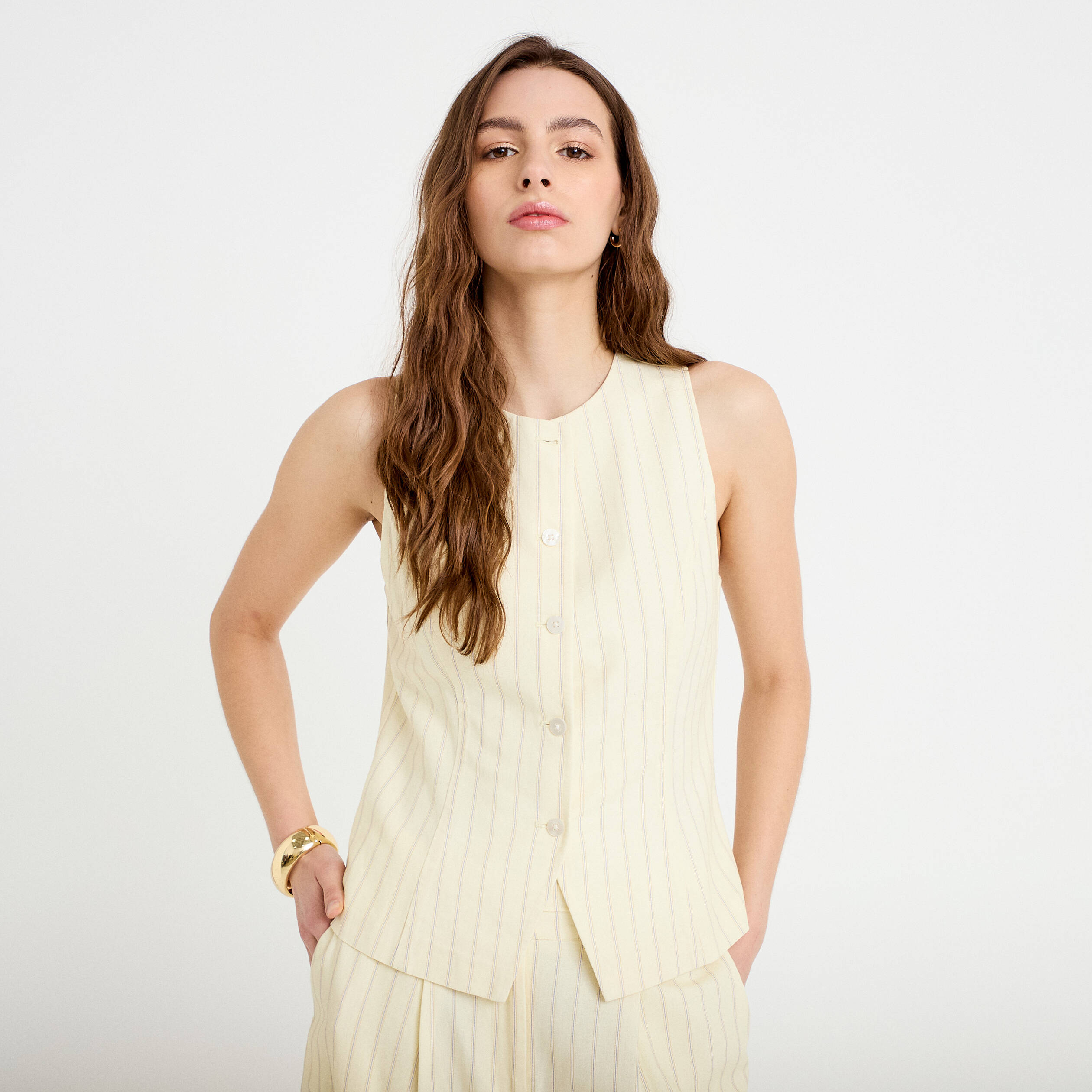 Gilet sans manches boutonn&eacute; jaune pastel femme