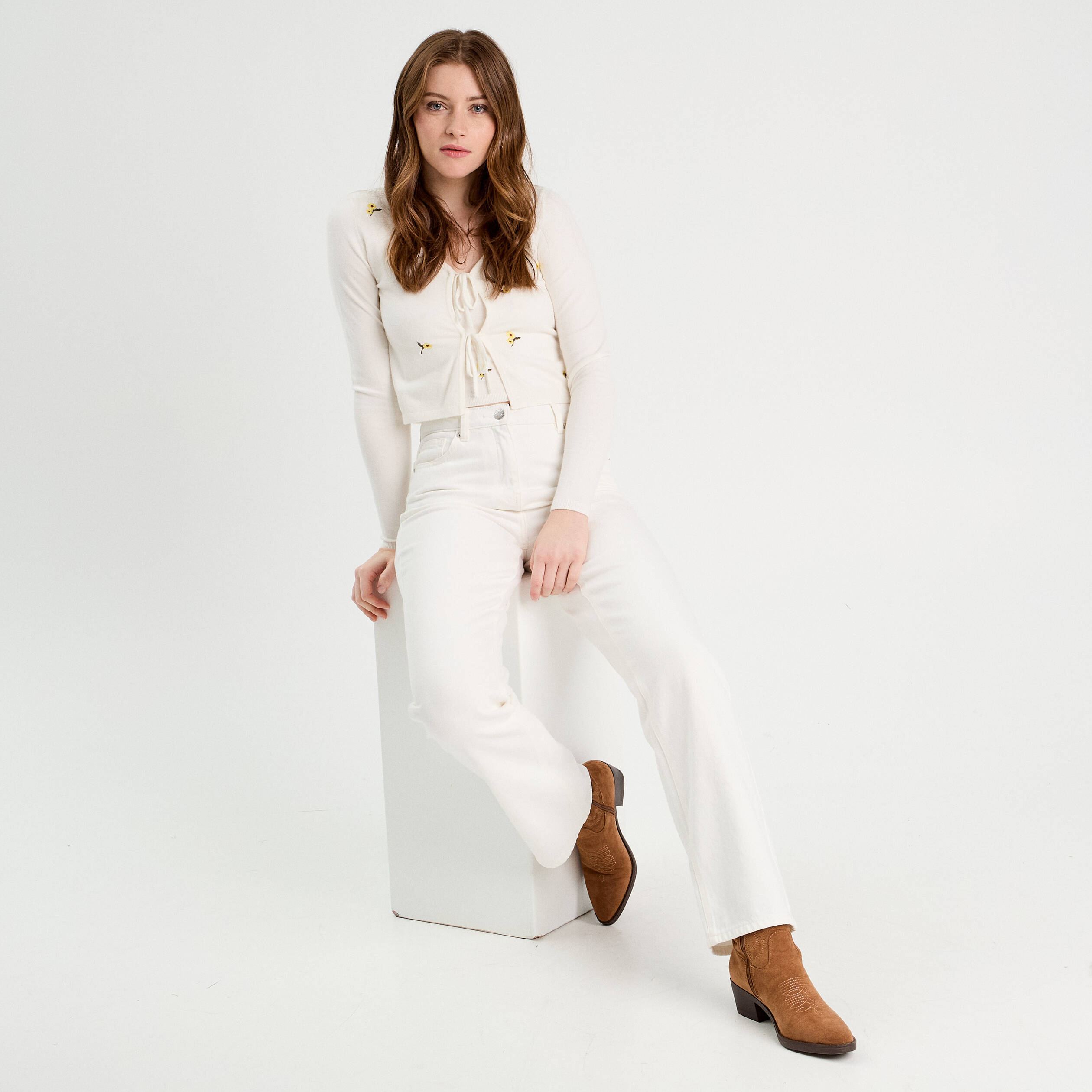 D&eacute;bardeur tricot brod&eacute; ecru femme