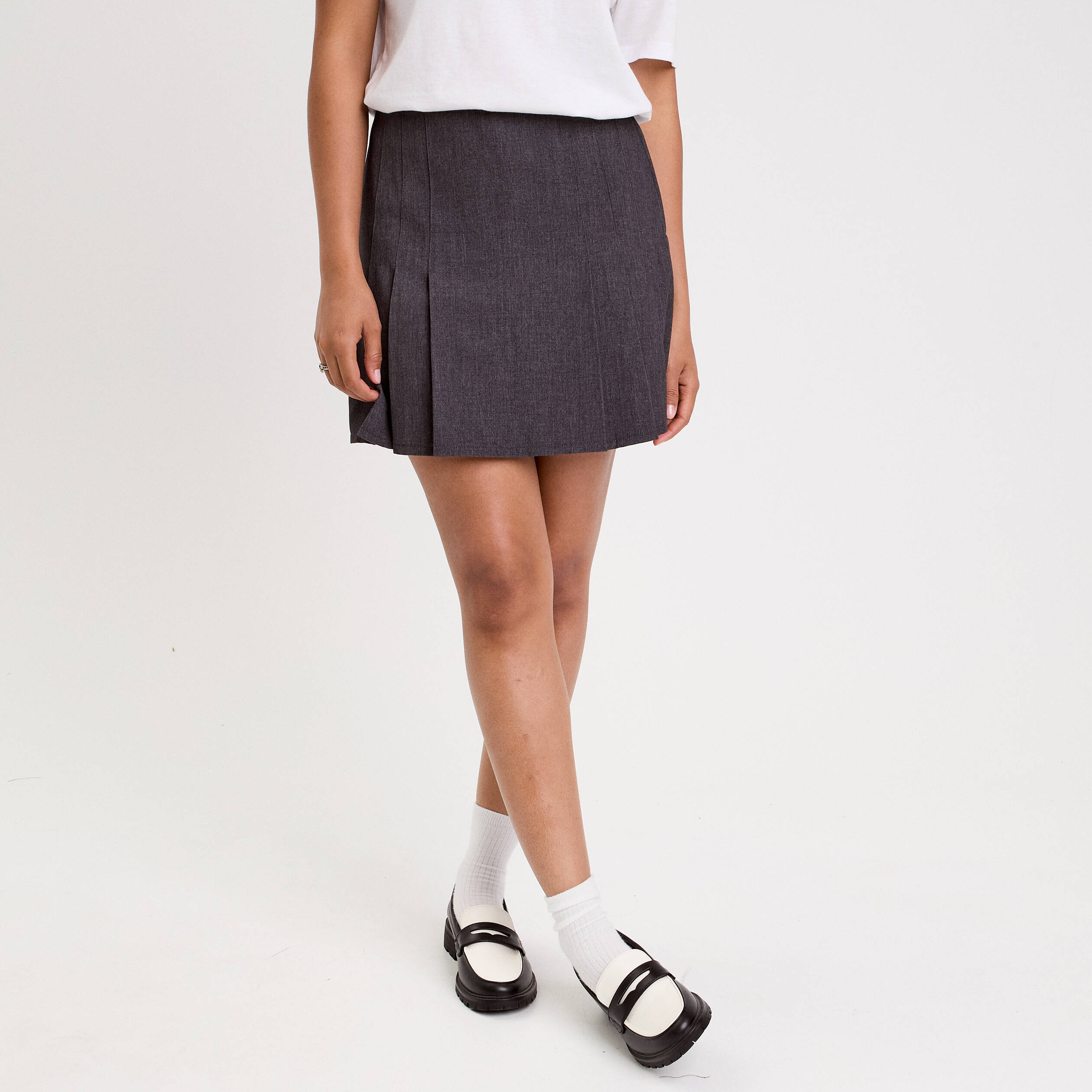 Jupe courte &eacute;vas&eacute;e gris fonc&eacute; femme