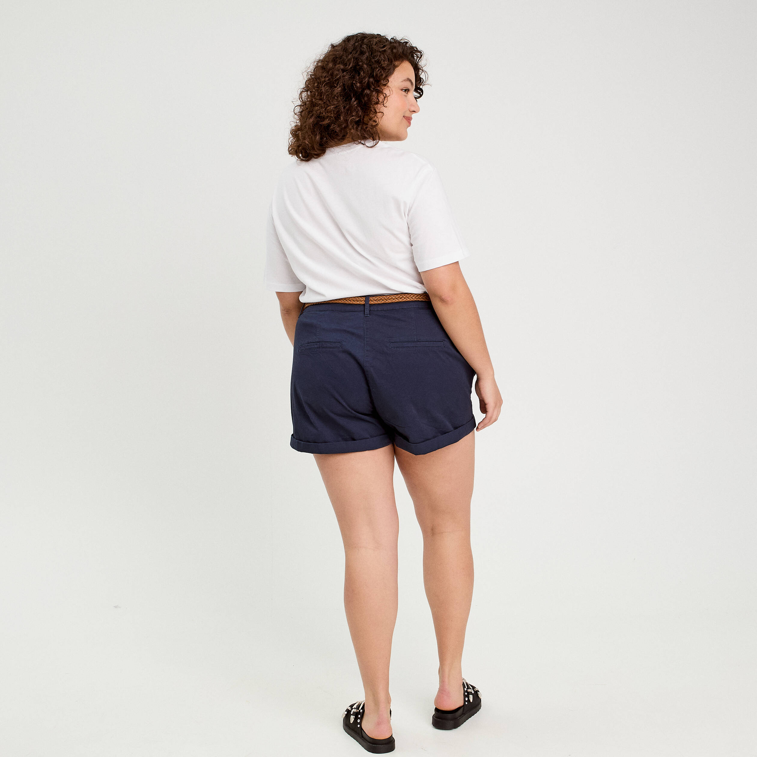 Short chino ceintur&eacute; bleu marine femme