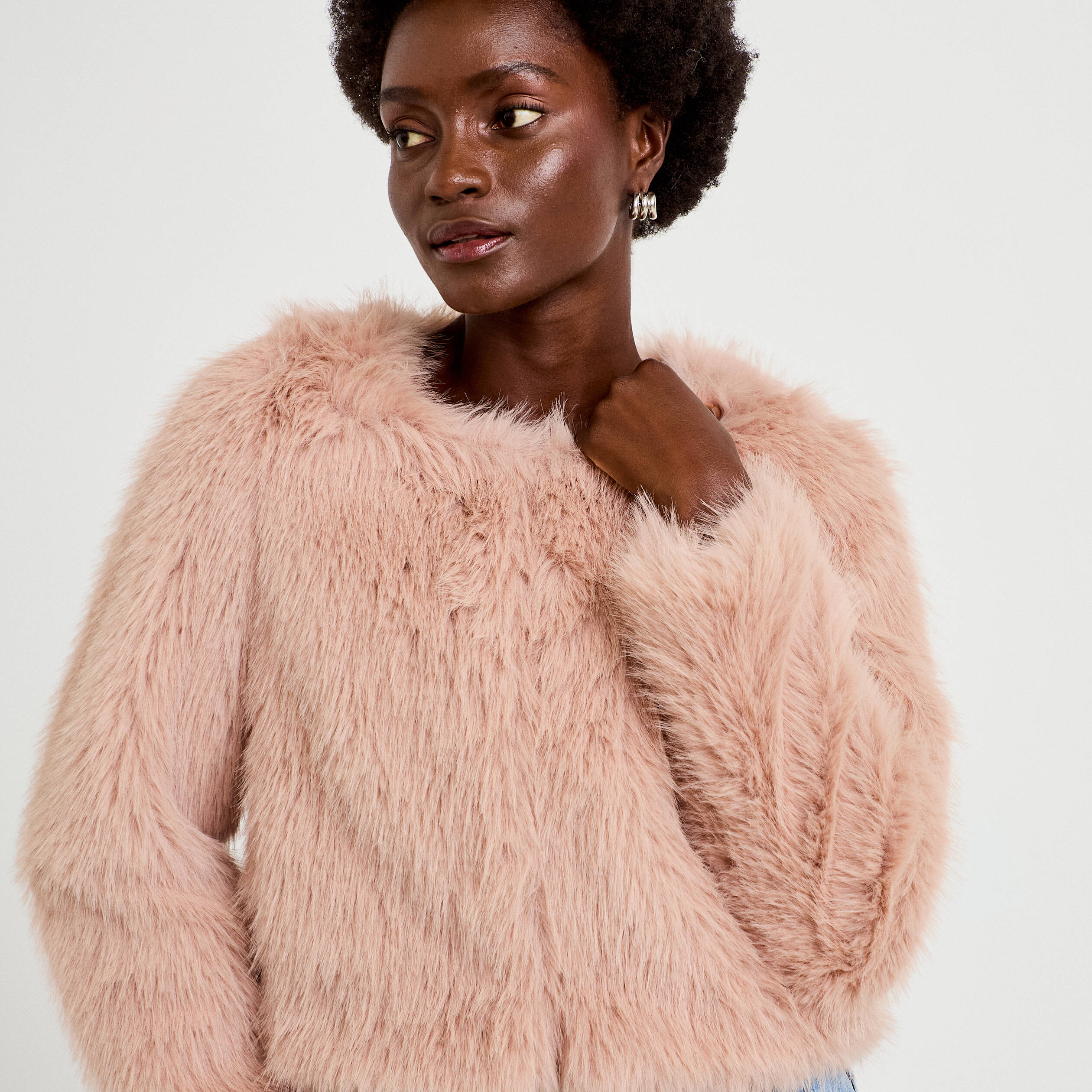 Veste droite fausse fourrure col rond rose poudr&eacute;e femme