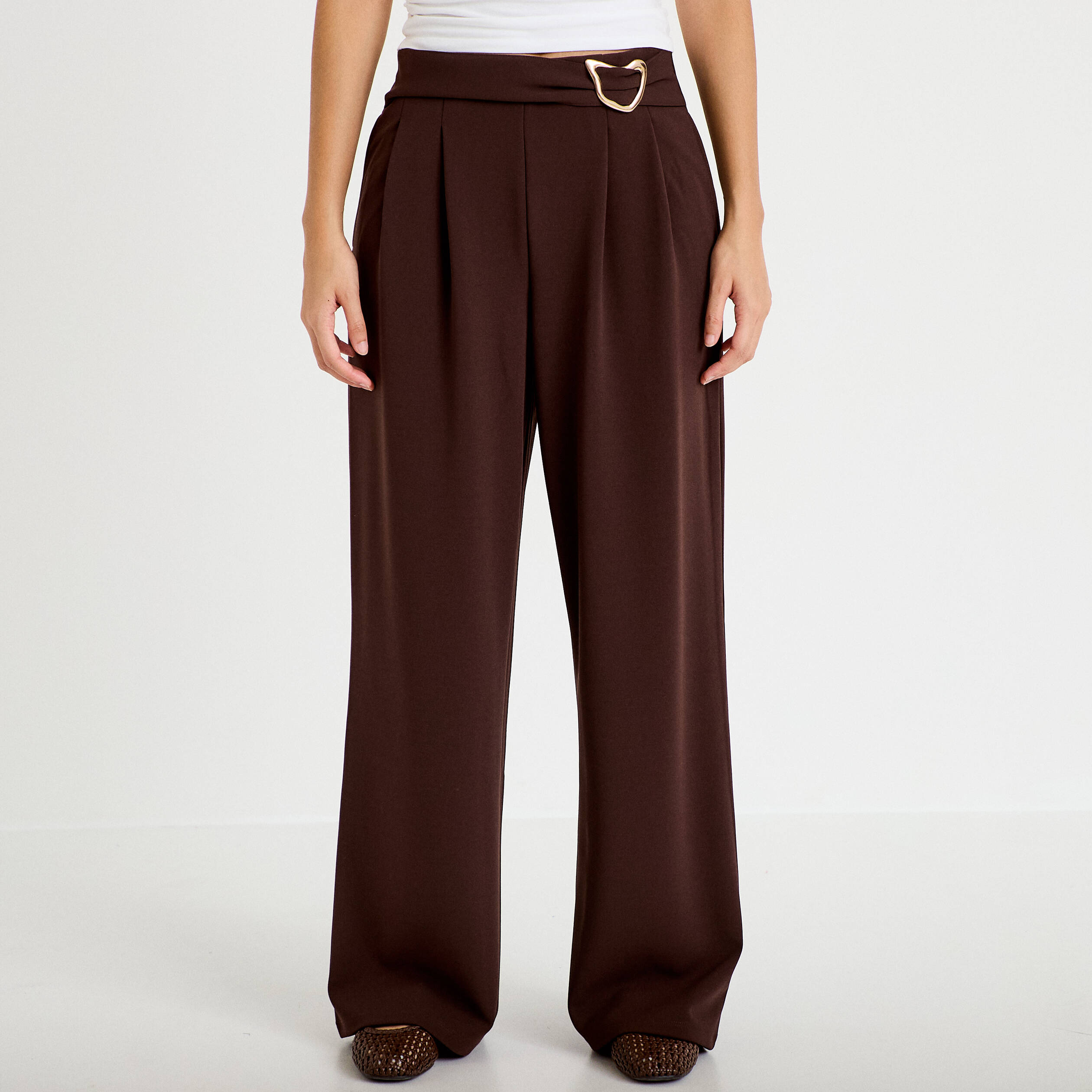 Pantalon large avec ceinture &agrave; bijou marron fonc&eacute; femme