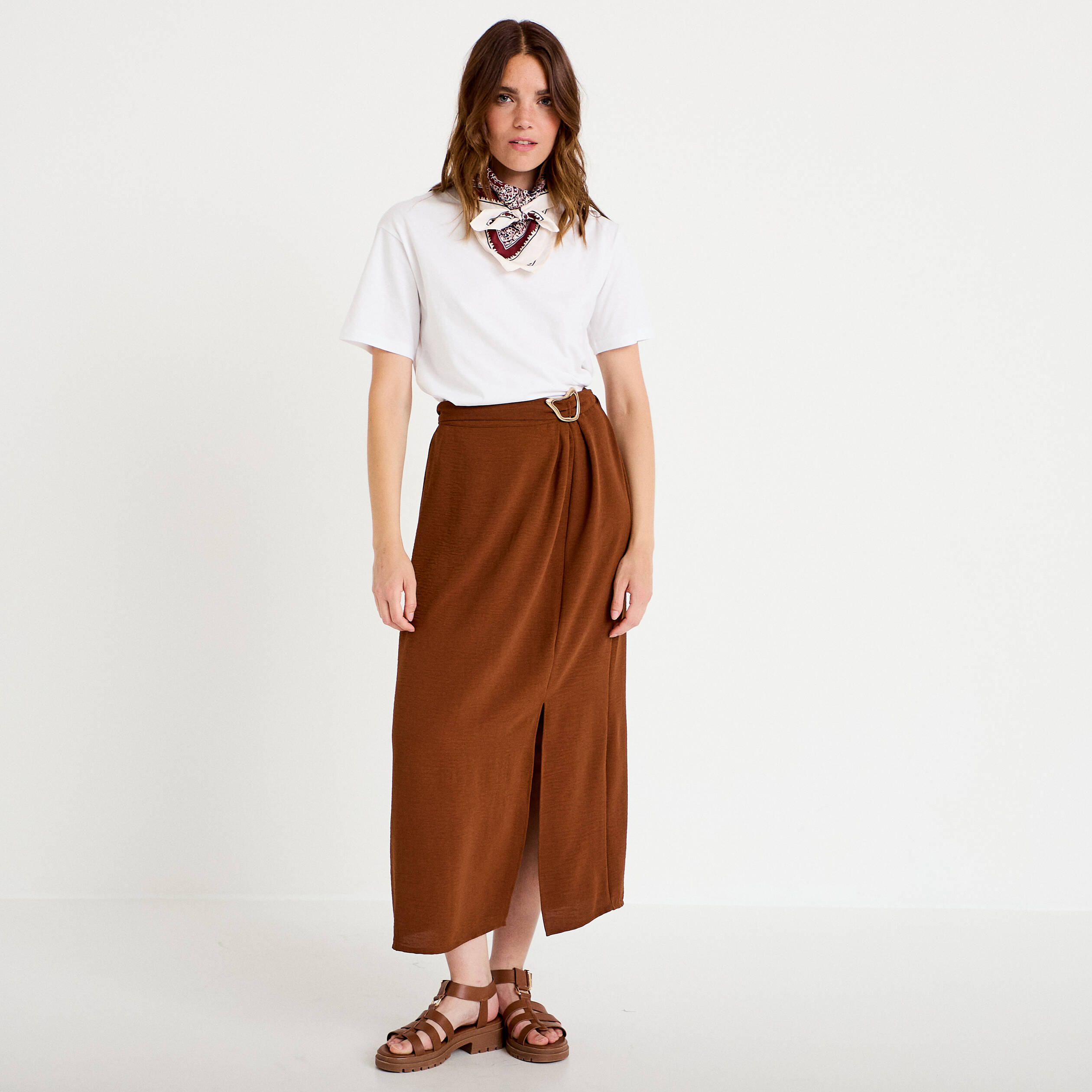 Jupe longue pliss&eacute;e avec bijou marron femme