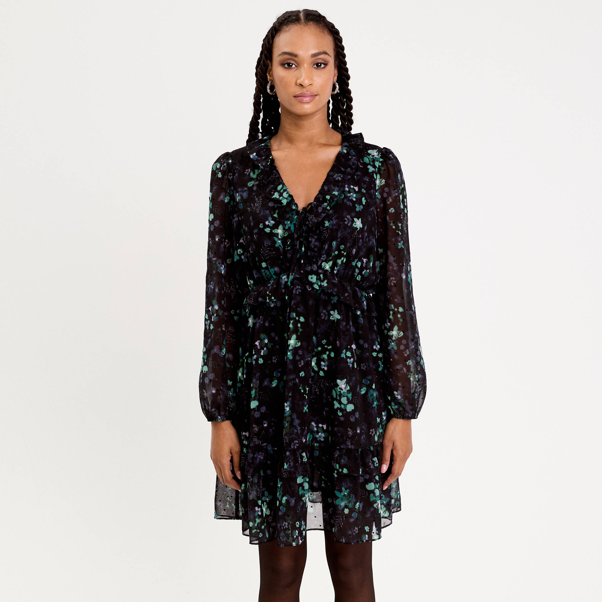 Robe courte &eacute;vas&eacute;e col V manches longues noir femme