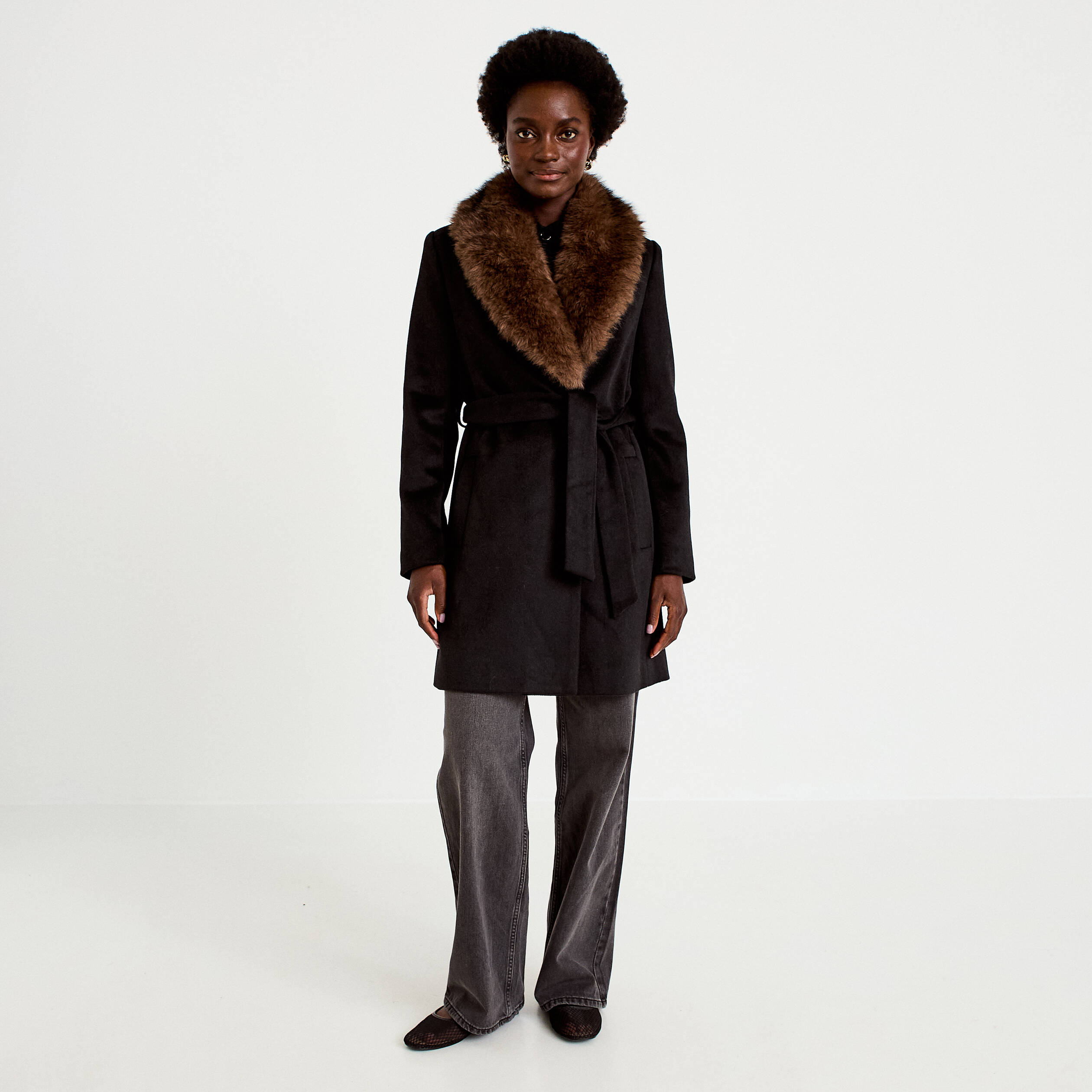 Manteau cintr&eacute; col ch&acirc;le manches longues noir femme