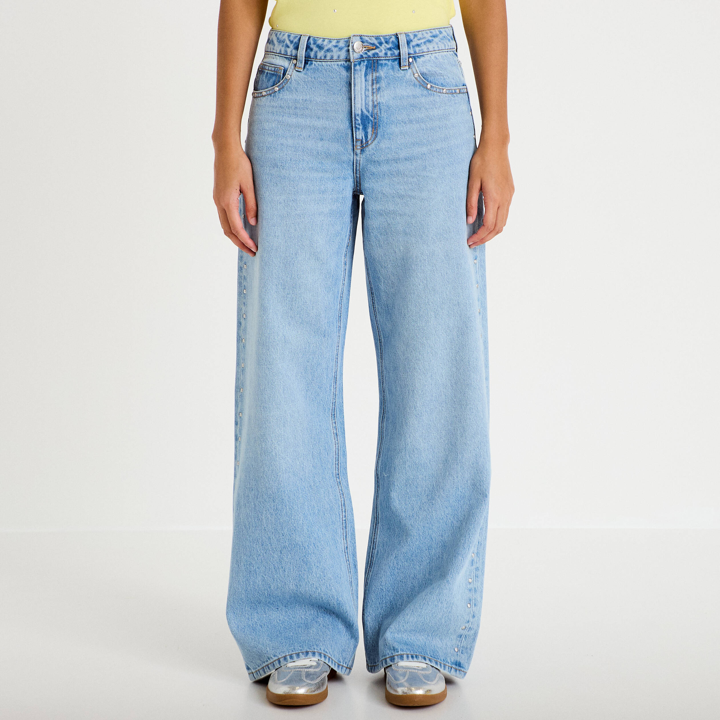 Jean wide leg d&eacute;tails clout&eacute;s denim bleach femme
