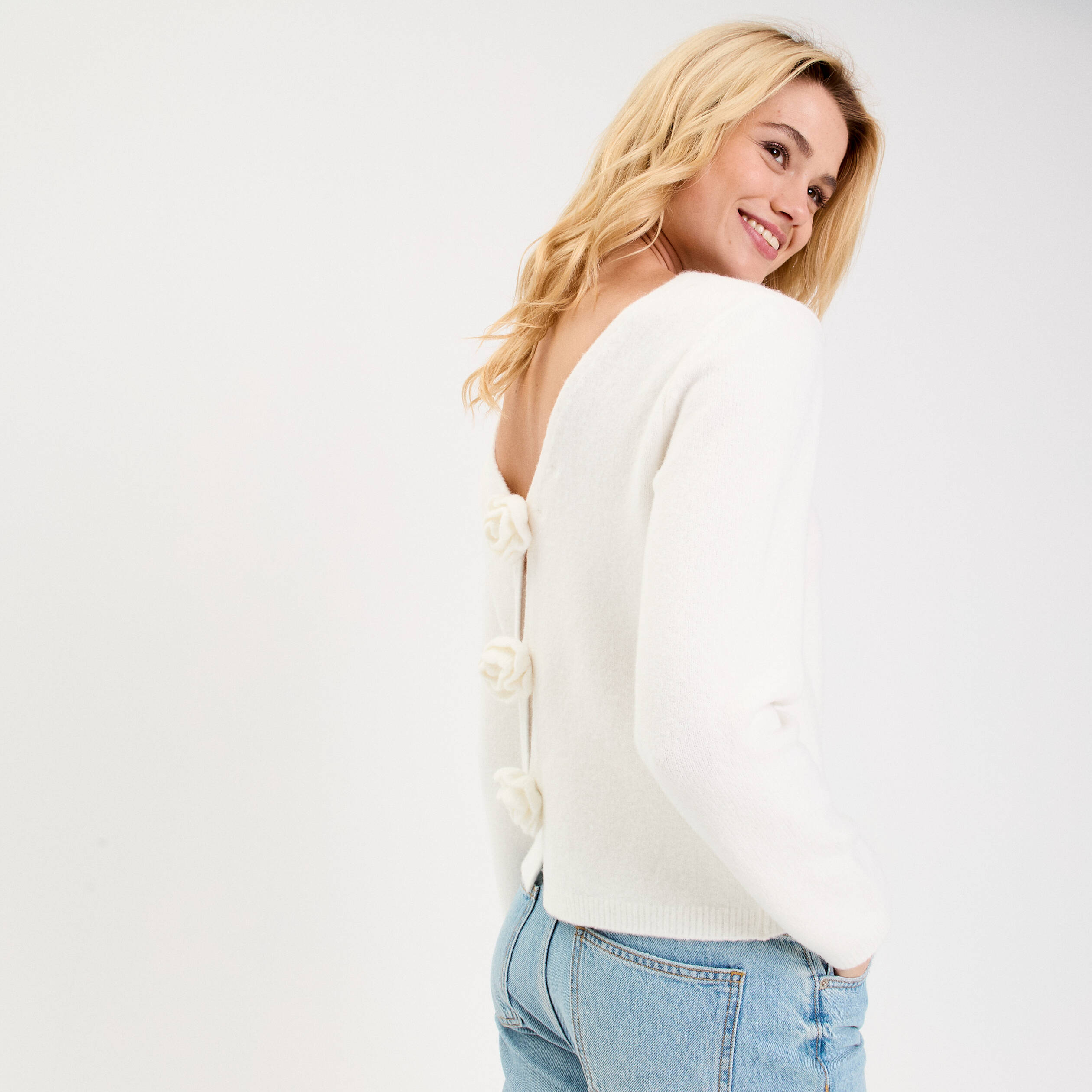 Pull d&eacute;collet&eacute; dos avec fleurs en relief ecru femme