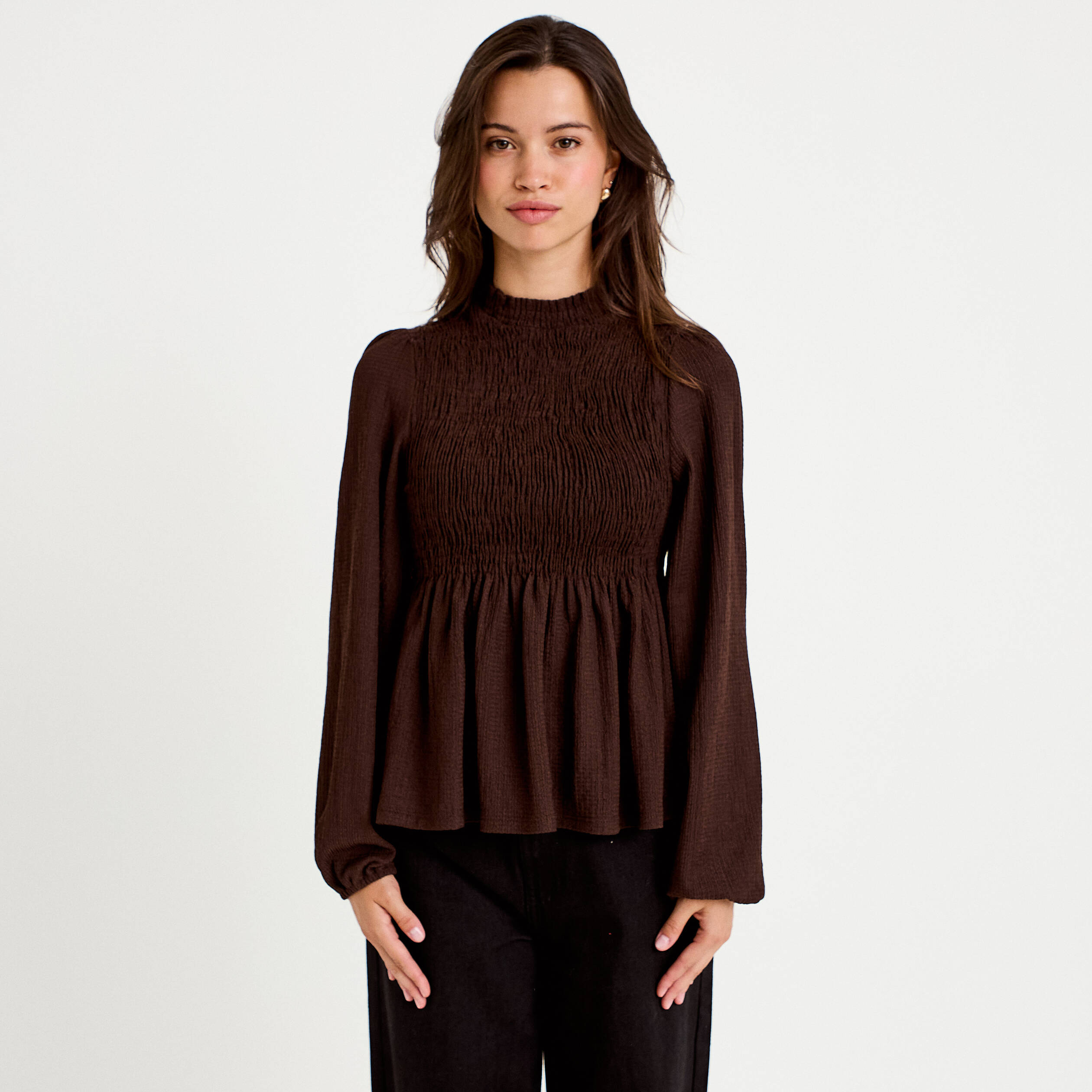 Blouse droite manches longues pliss&eacute;e marron fonc&eacute; femme