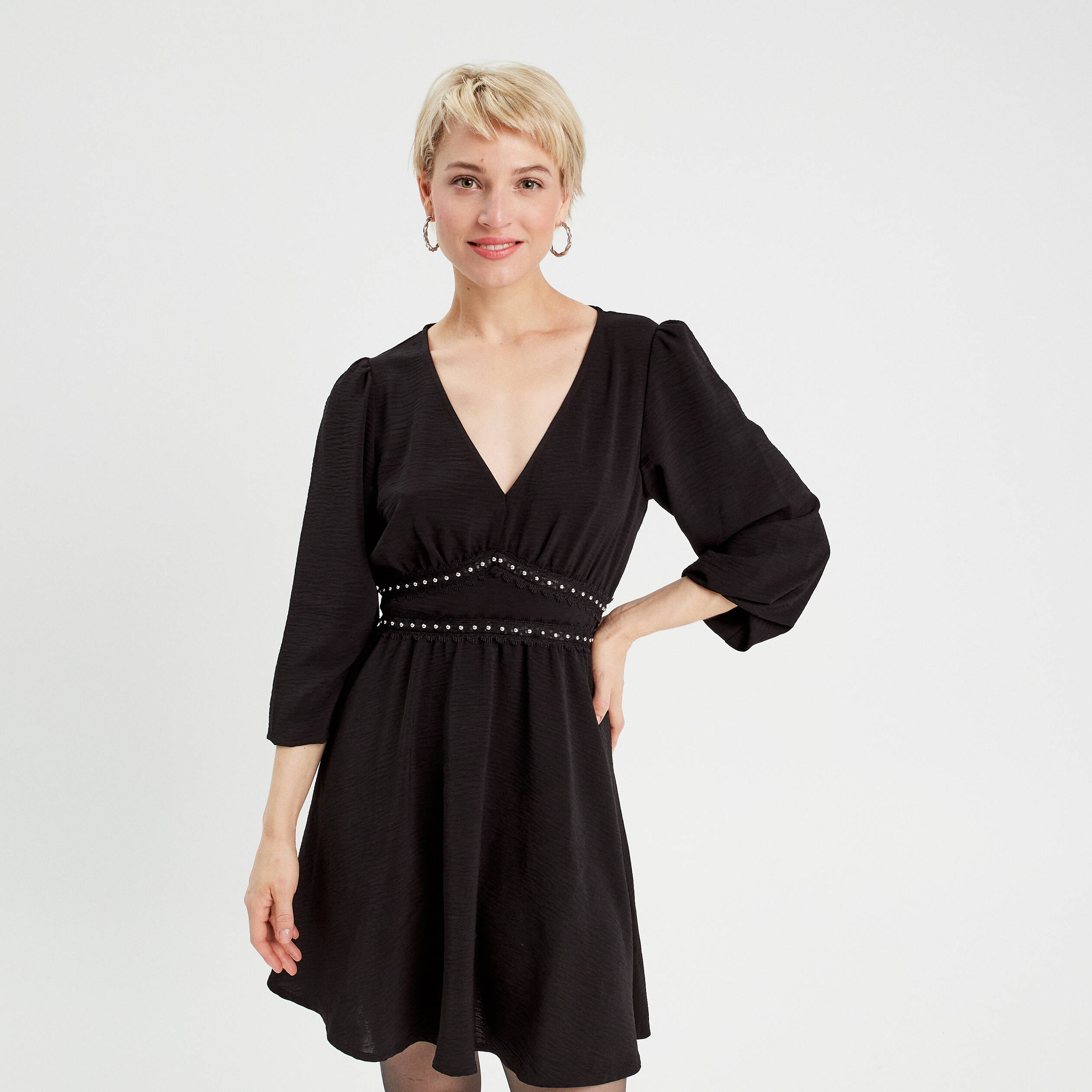 Robe &eacute;vas&eacute;e avec bandes clous noir femme