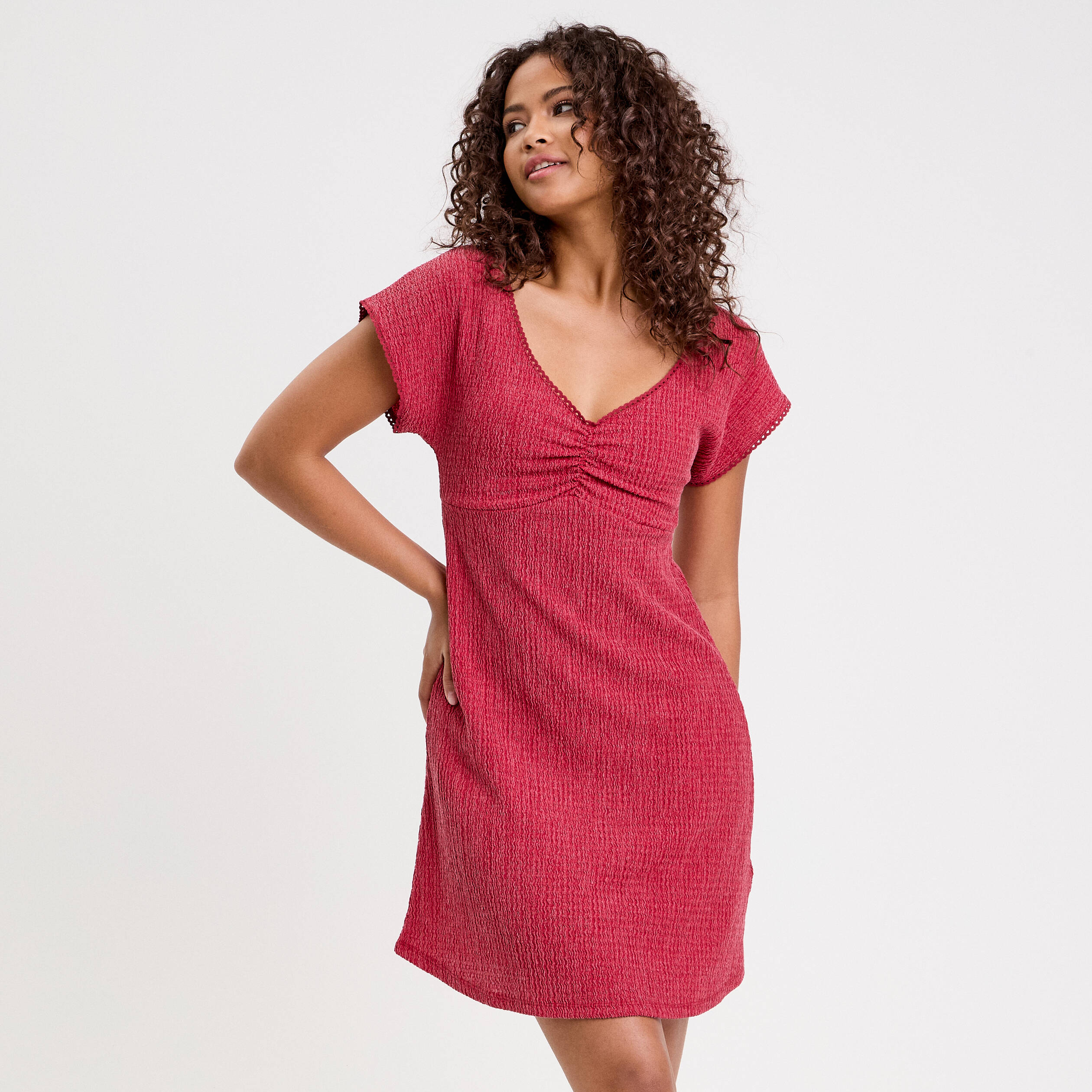 robe courte evasee col v manches courtes rouge fonce femme Robe courte évasée col v manches courtes rouge foncé femme