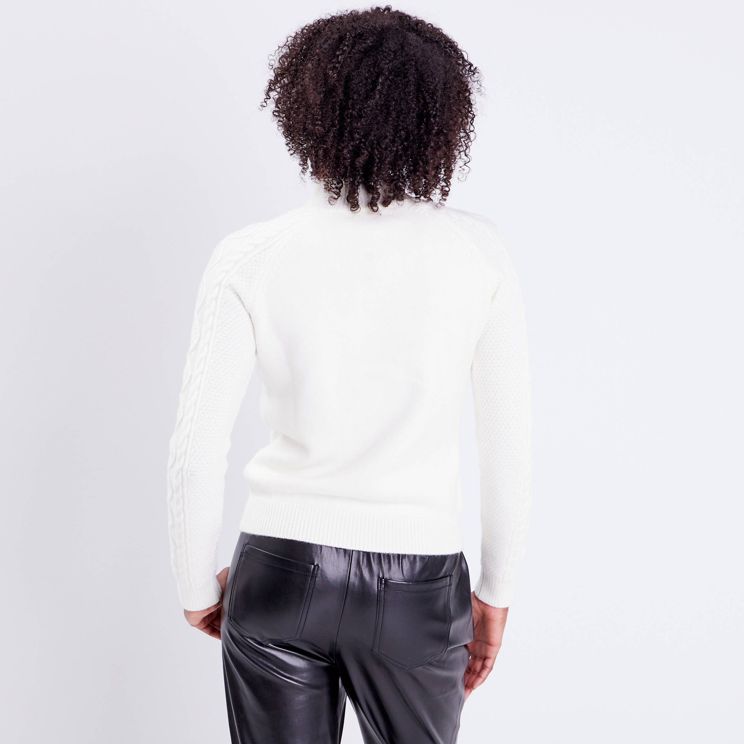 Pull boutonn&eacute; avec torsades ecru femme