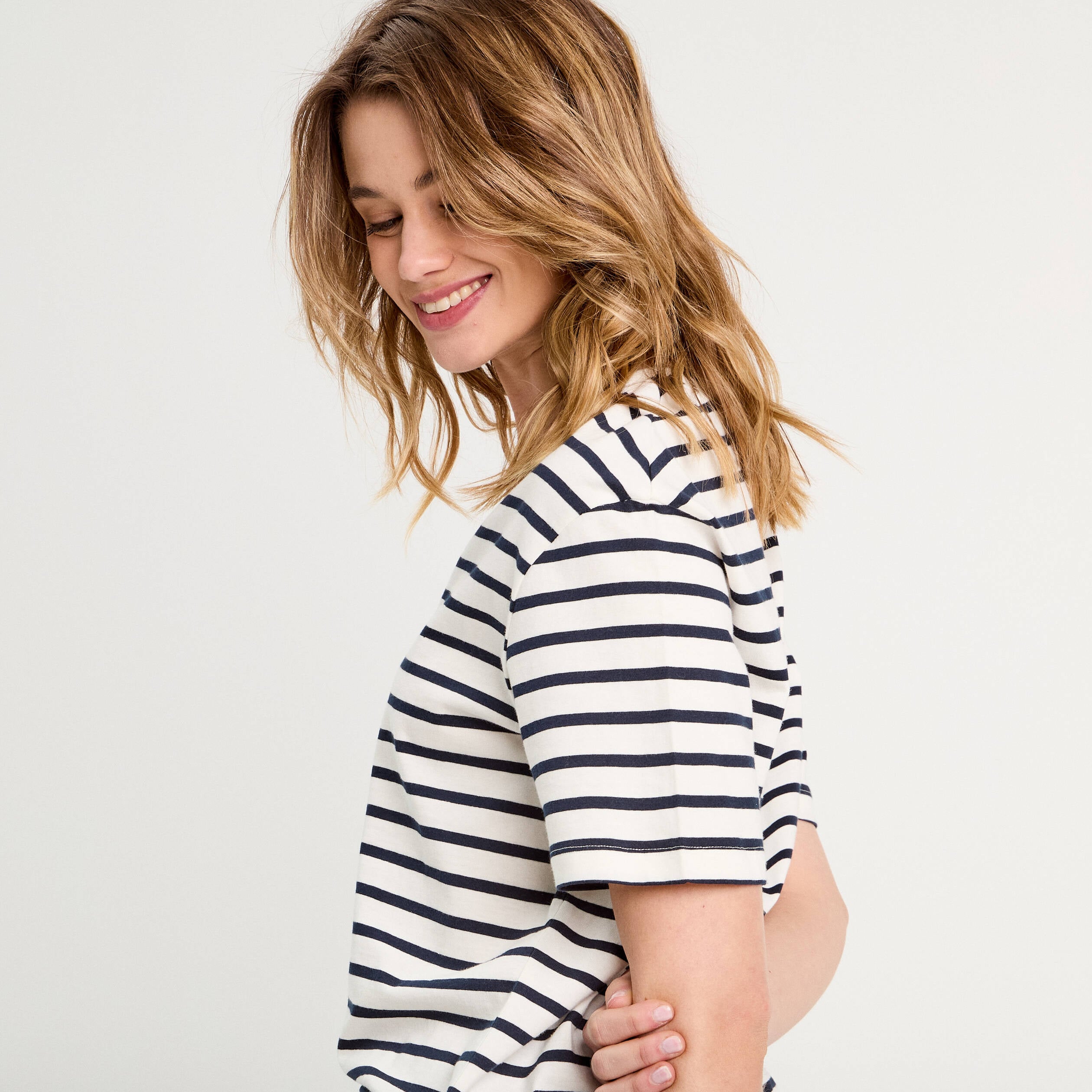 T-shirt oversize col en V bleu fonc&eacute; femme