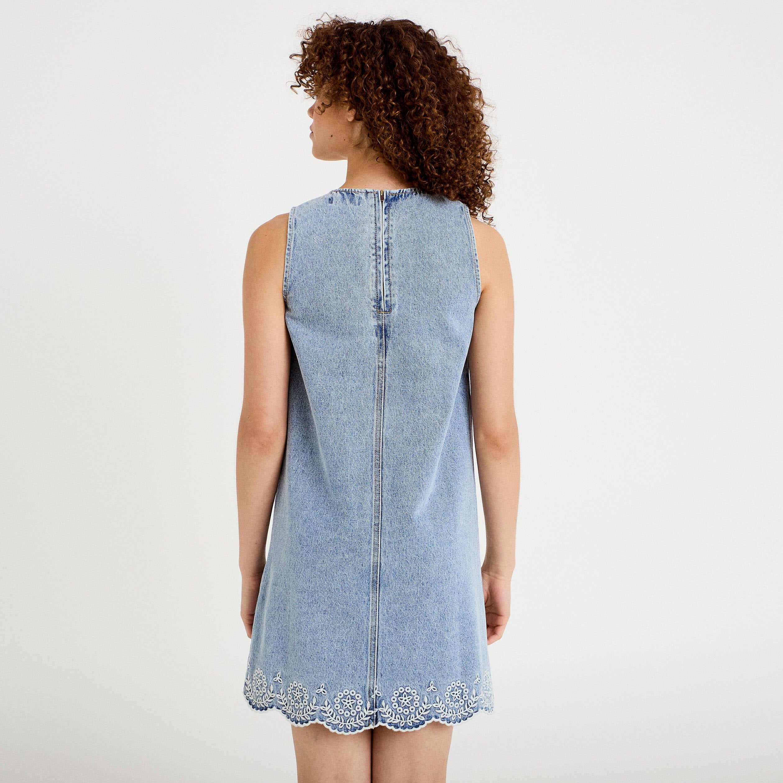 Robe courte &eacute;vas&eacute;e en jean sans manches denim bleach femme