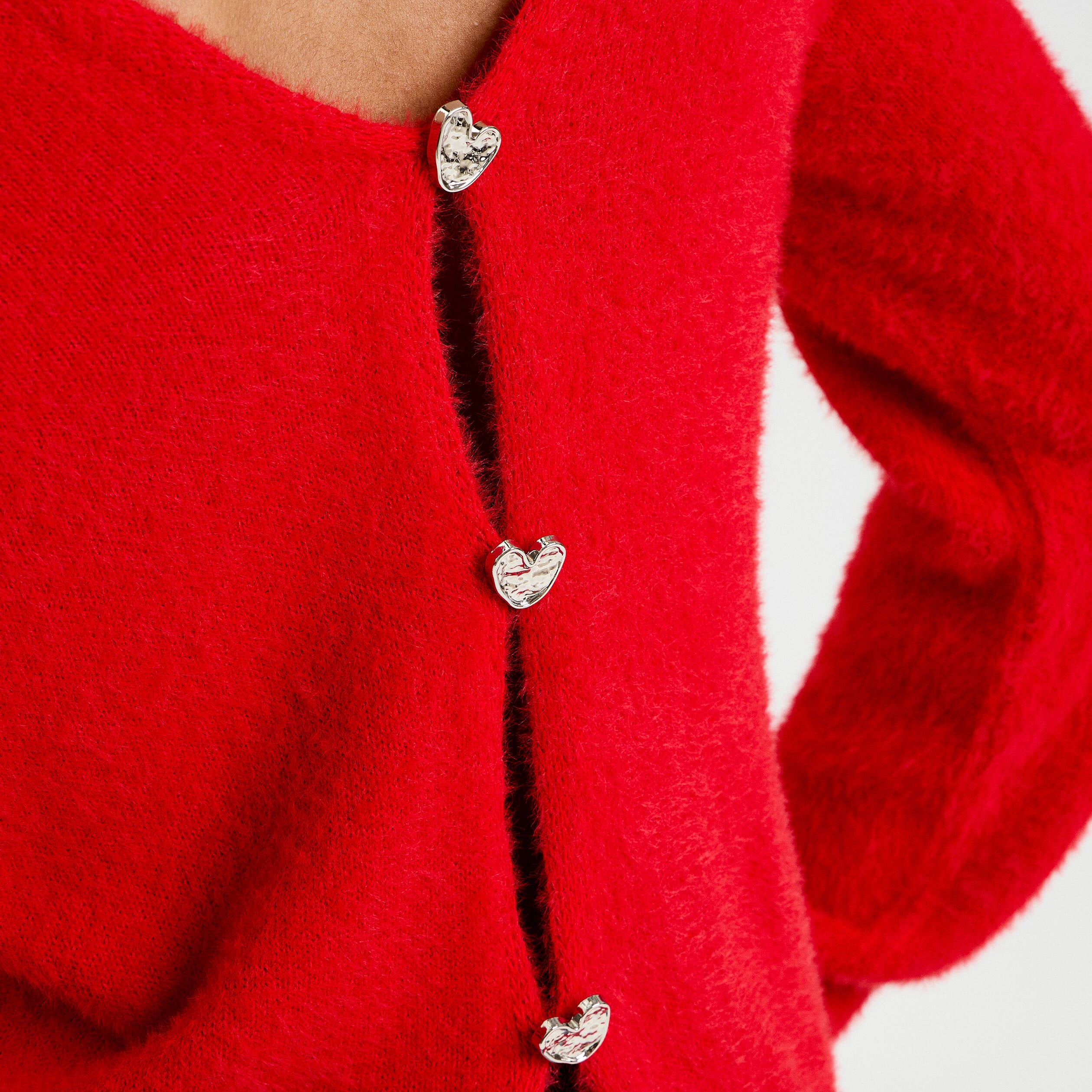 Pull d&eacute;tails coeur rouge femme