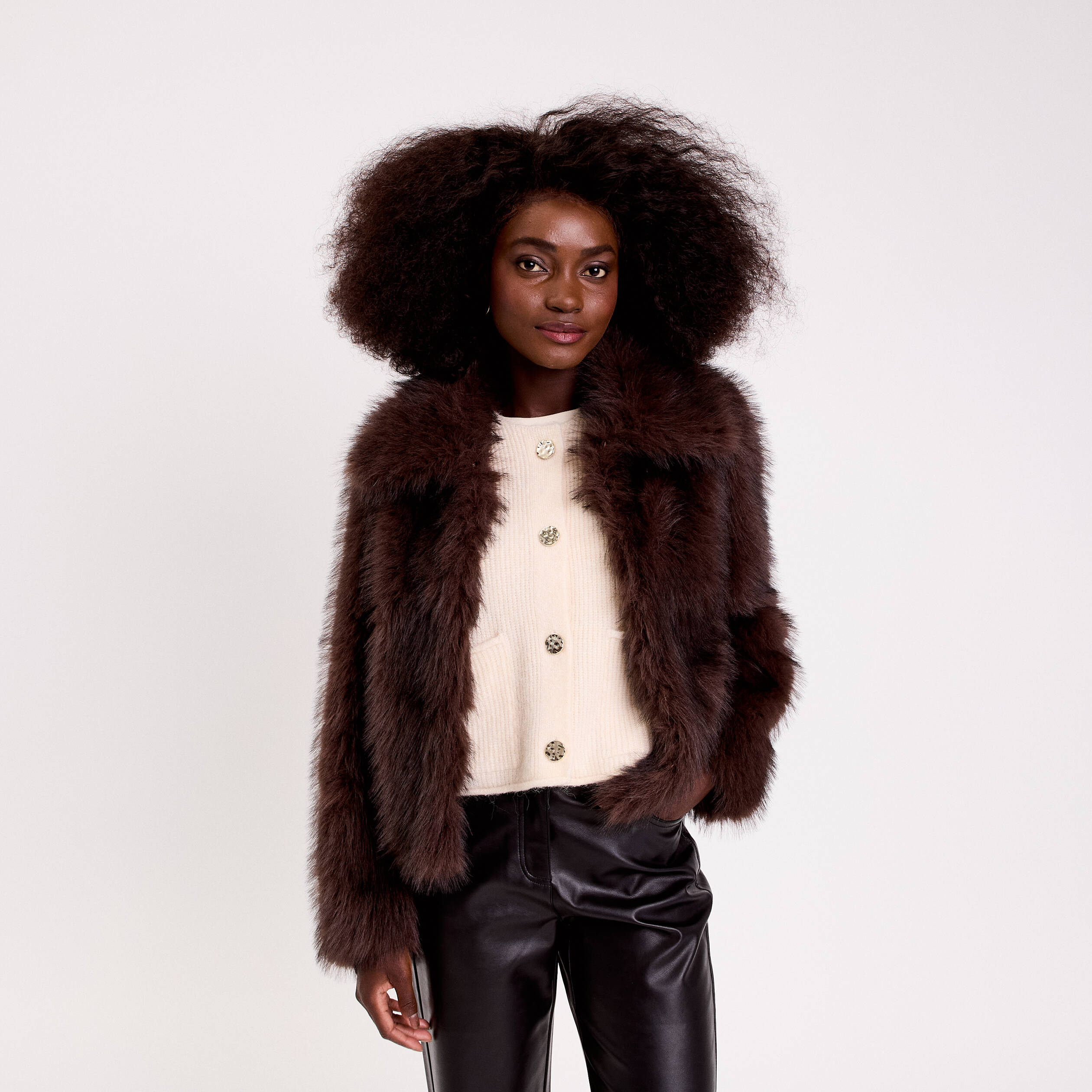 Veste courte en fausse fourrure marron fonc&eacute; femme
