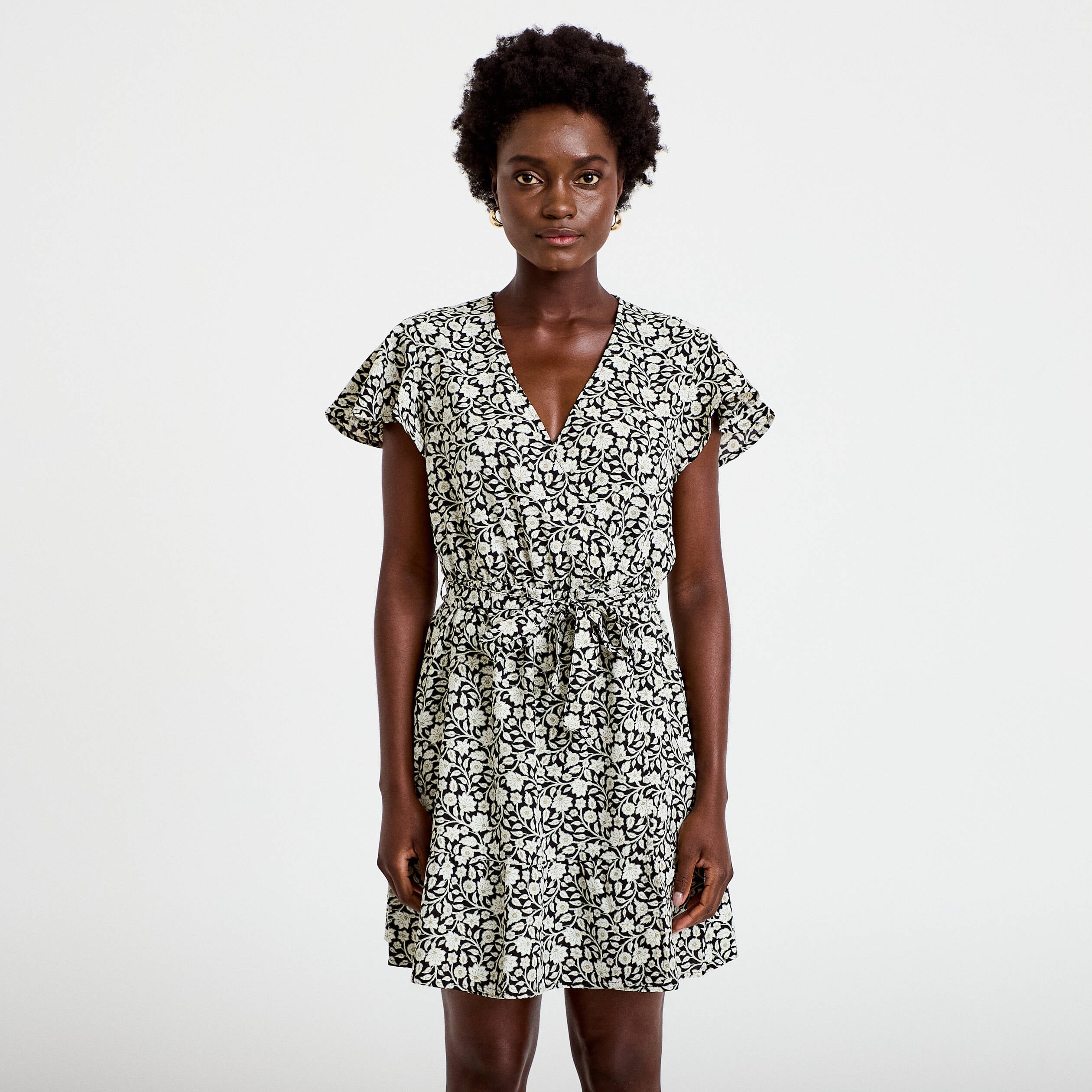 Robe courte &eacute;vas&eacute;e col v manches courtes noir femme