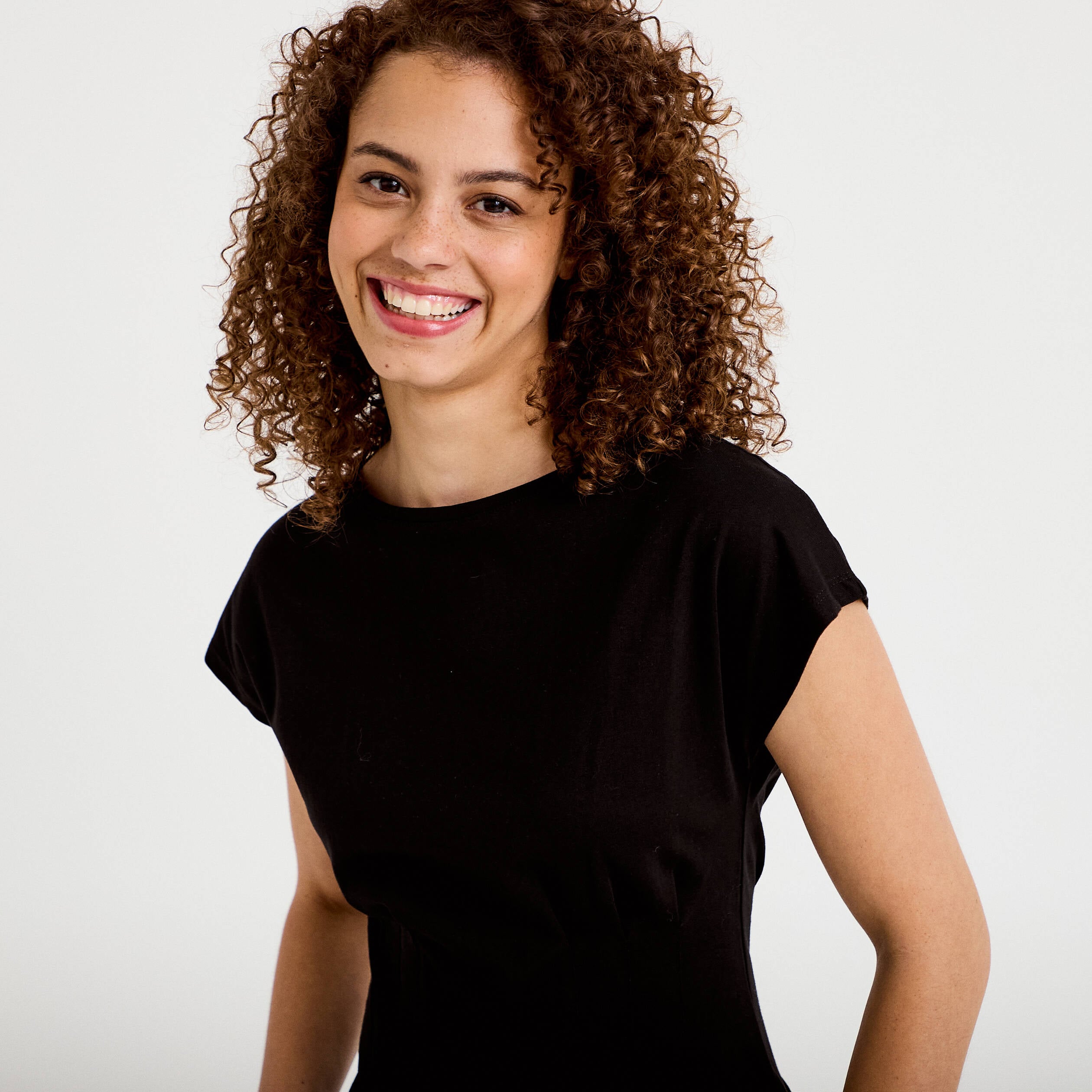 T-shirt cintr&eacute; col rond manches courtes noir femme
