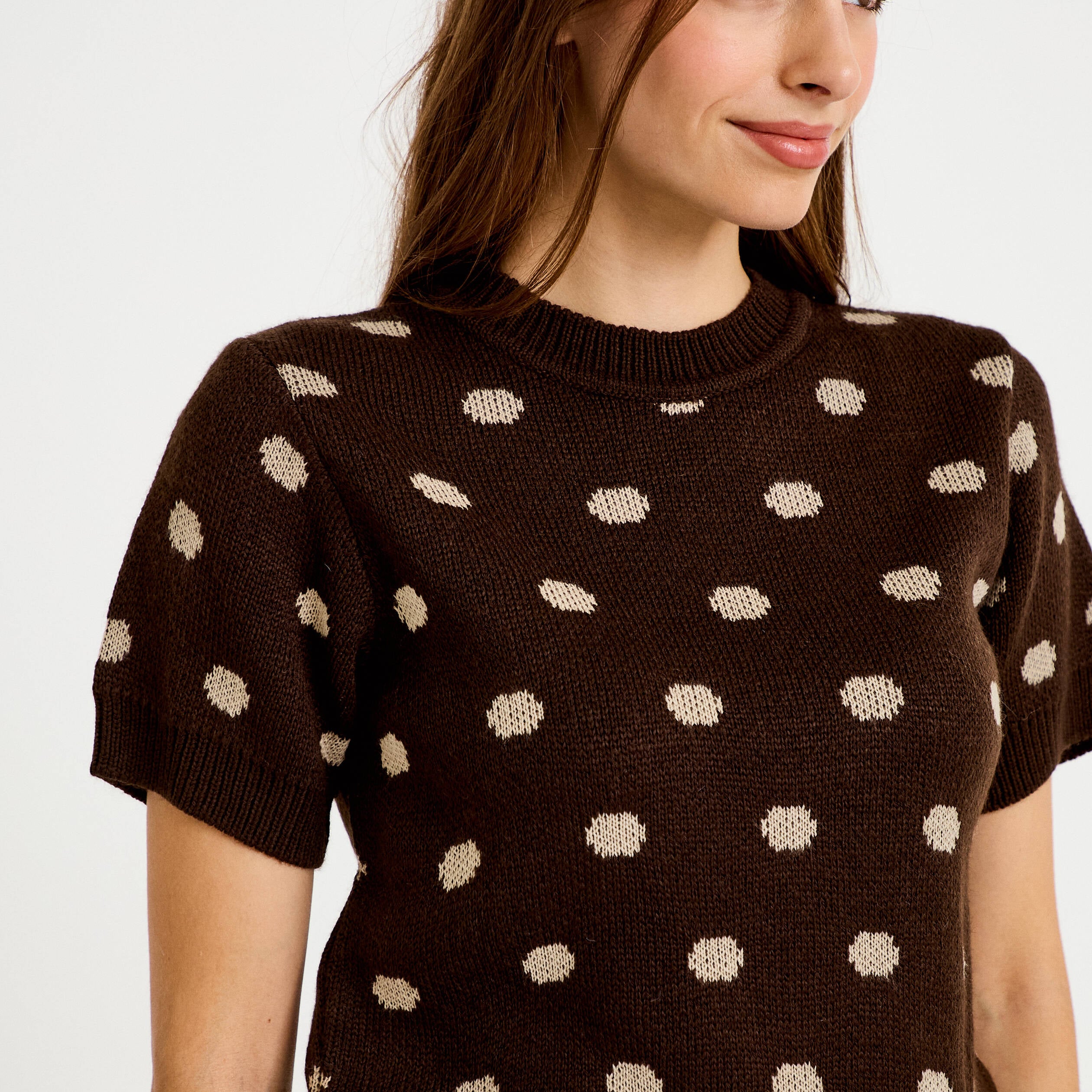 Pull cintr&eacute; col rond manches courtes marron fonc&eacute; femme