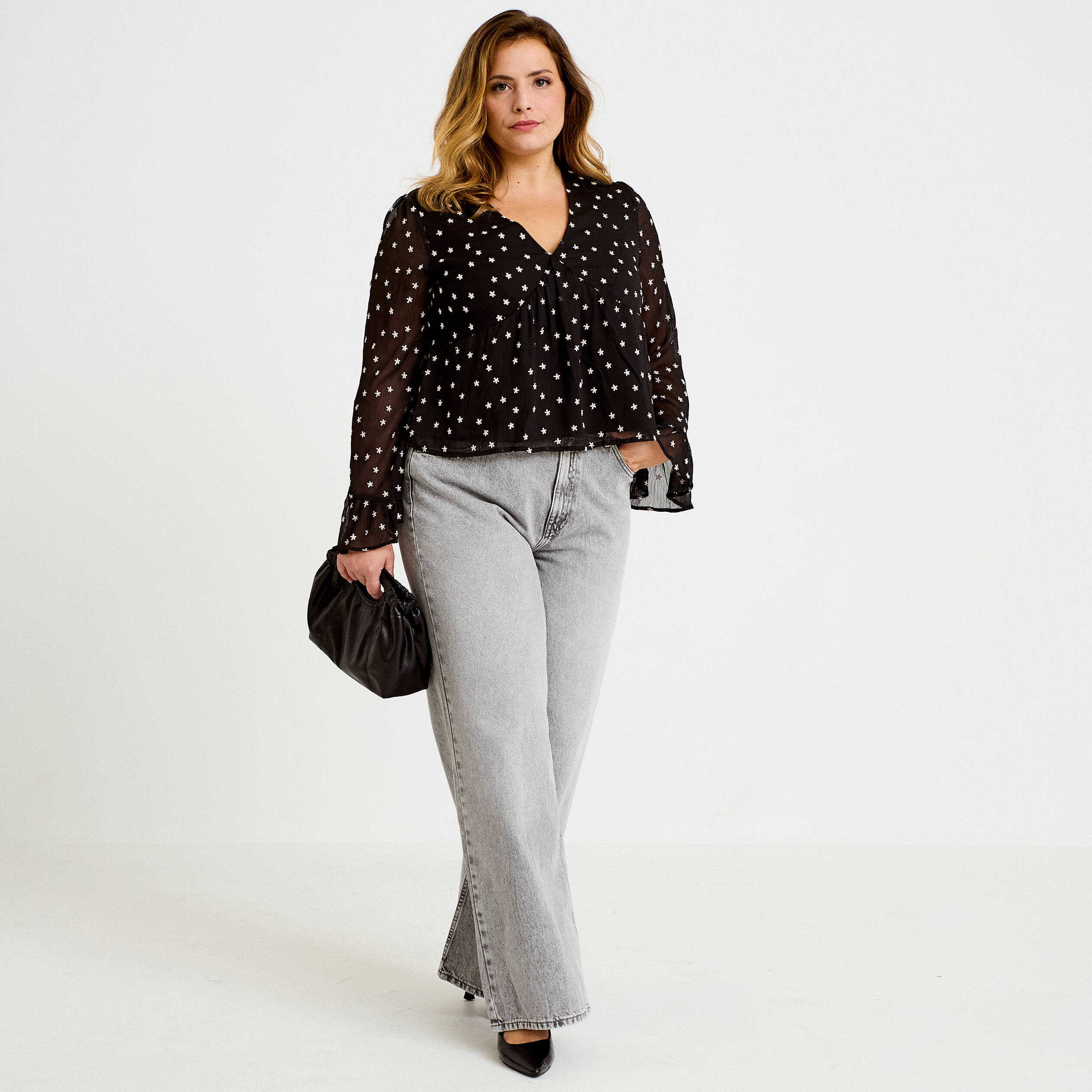 Blouse brod&eacute;e volant&eacute;e noir femme