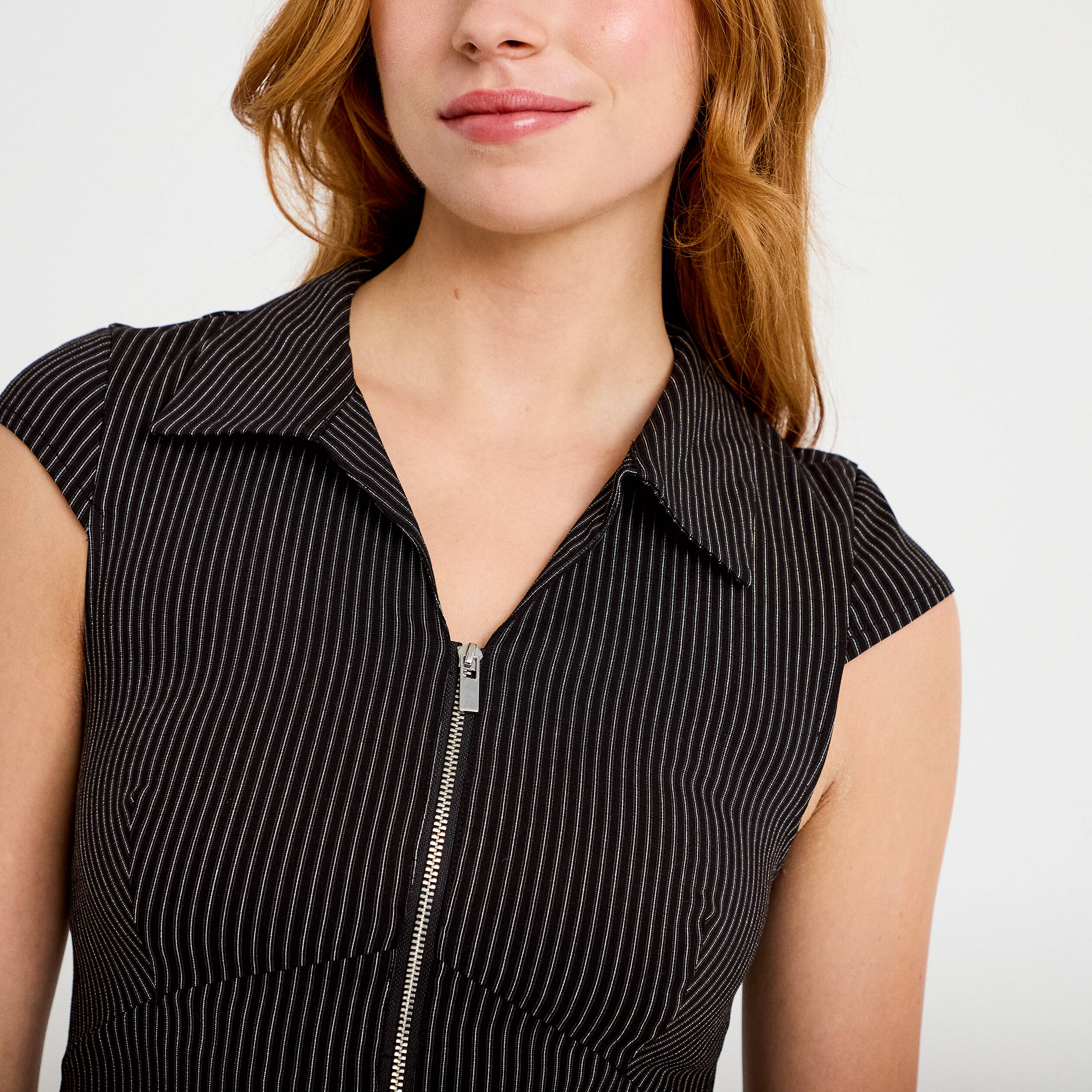 Chemise cintr&eacute;e manches courtes noir femme