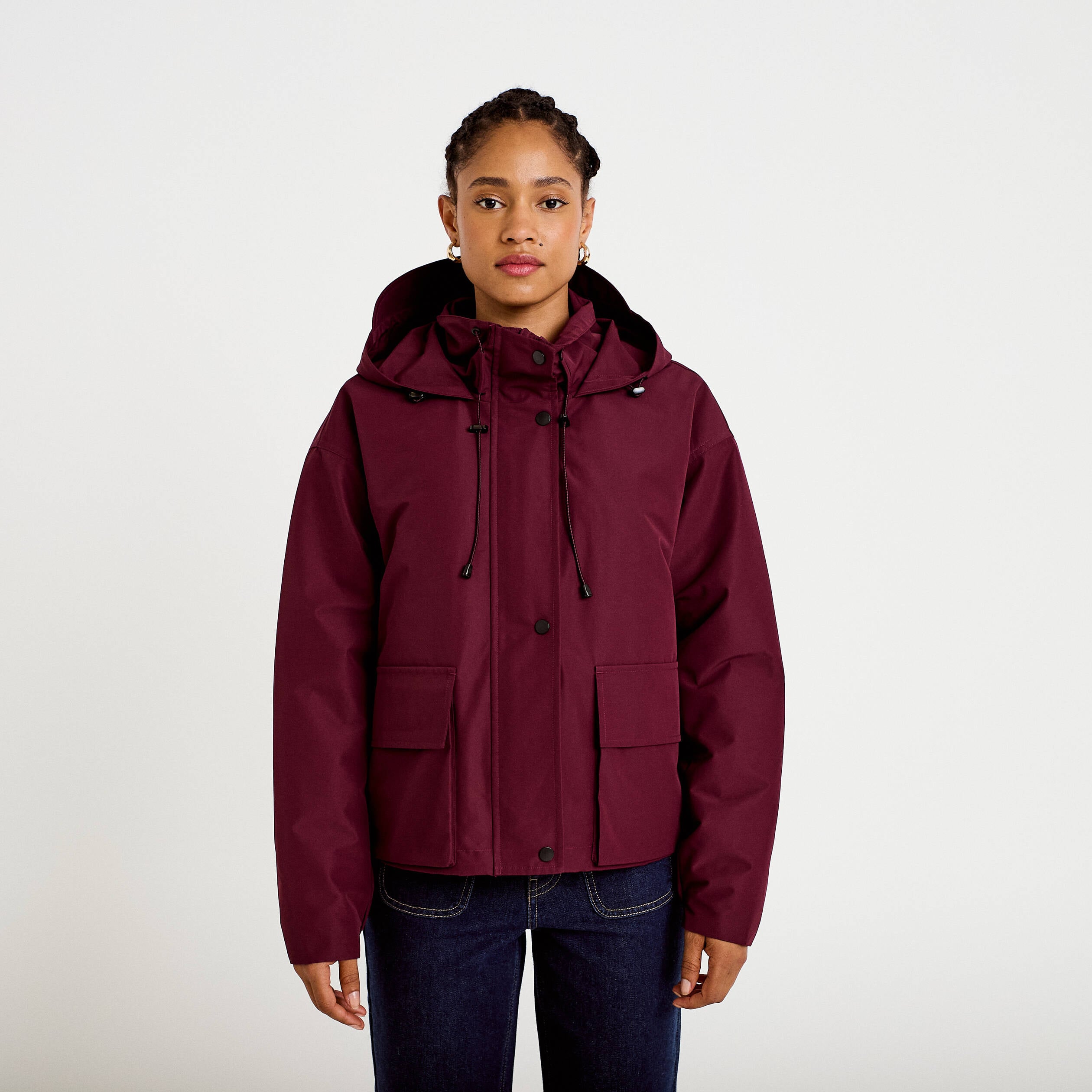 Veste courte bas resserr&eacute; &agrave; capuche bordeaux femme