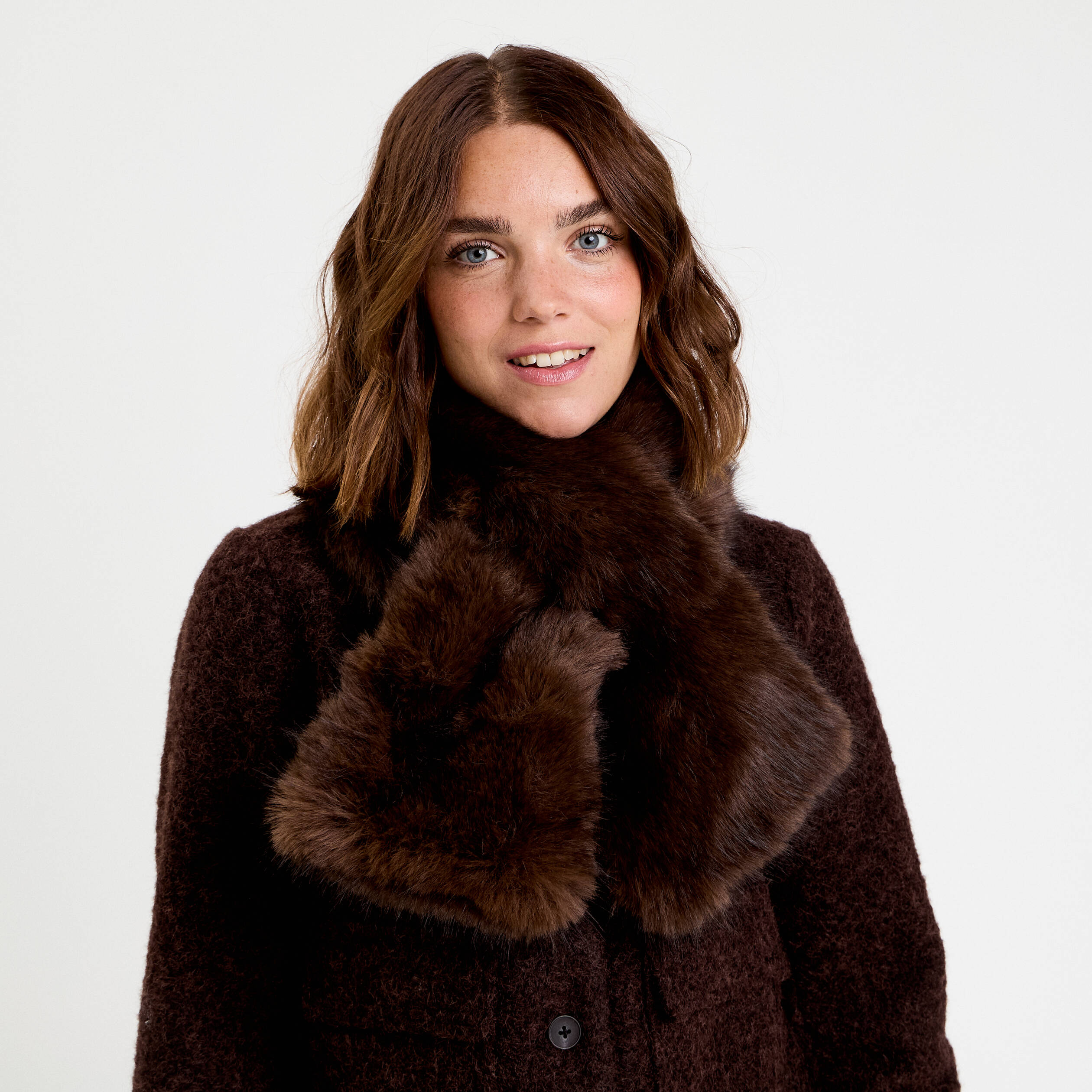&Eacute;charpe en fausse fourrure marron fonc&eacute; femme