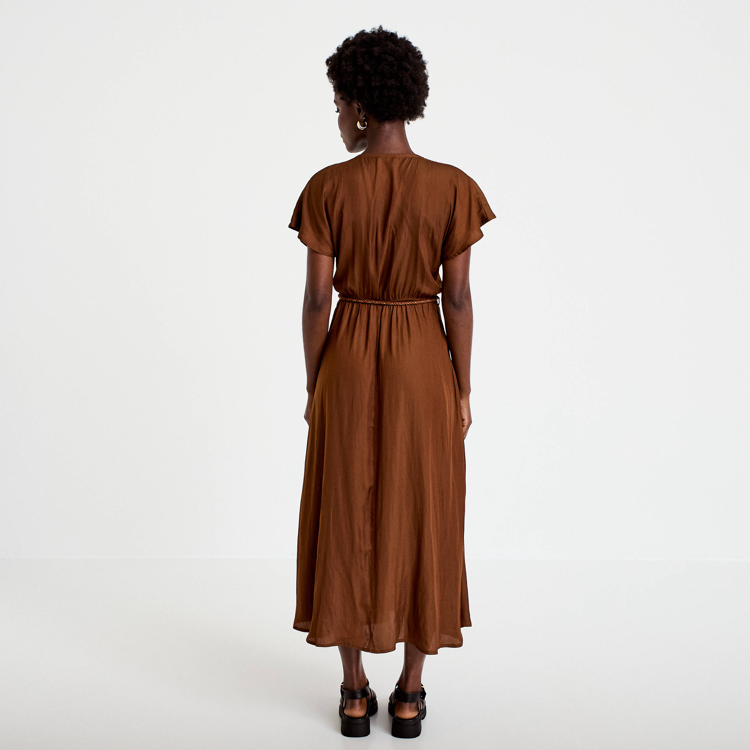Robe longue &eacute;vas&eacute;e col v satin&eacute;e marron femme