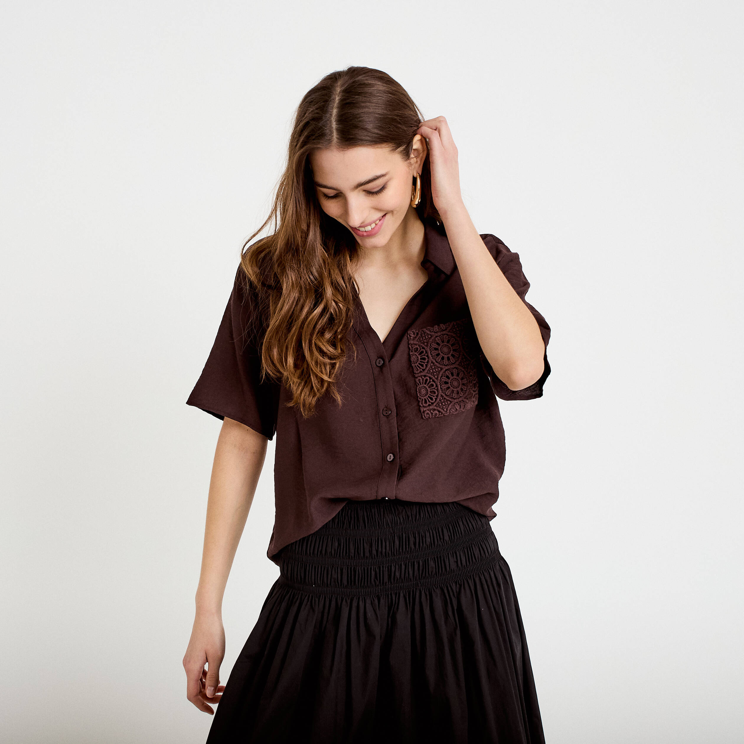 Chemise droite cropped manches courtes marron fonc&eacute; femme