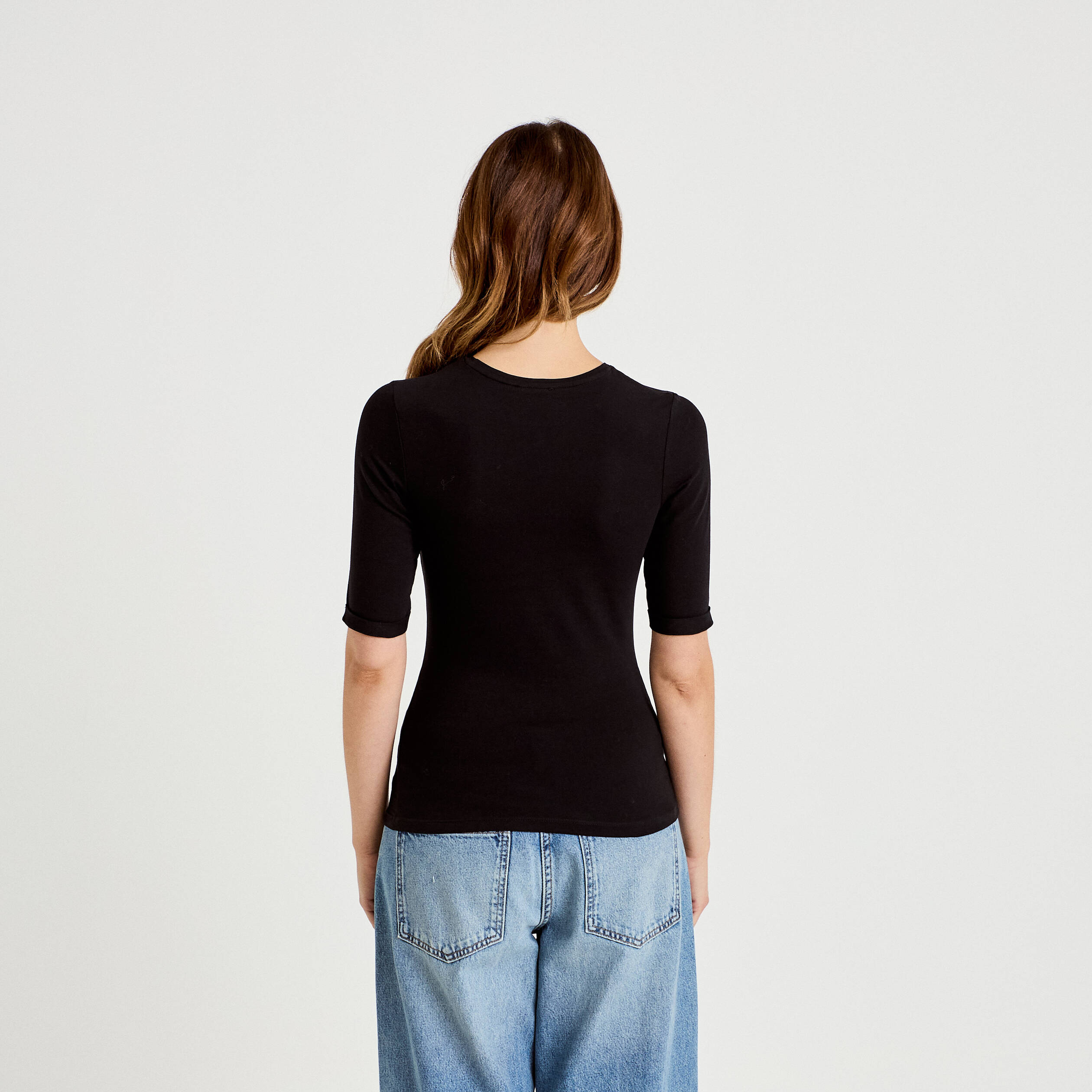 T-shirt ajust&eacute; col rond manches courtes noir femme