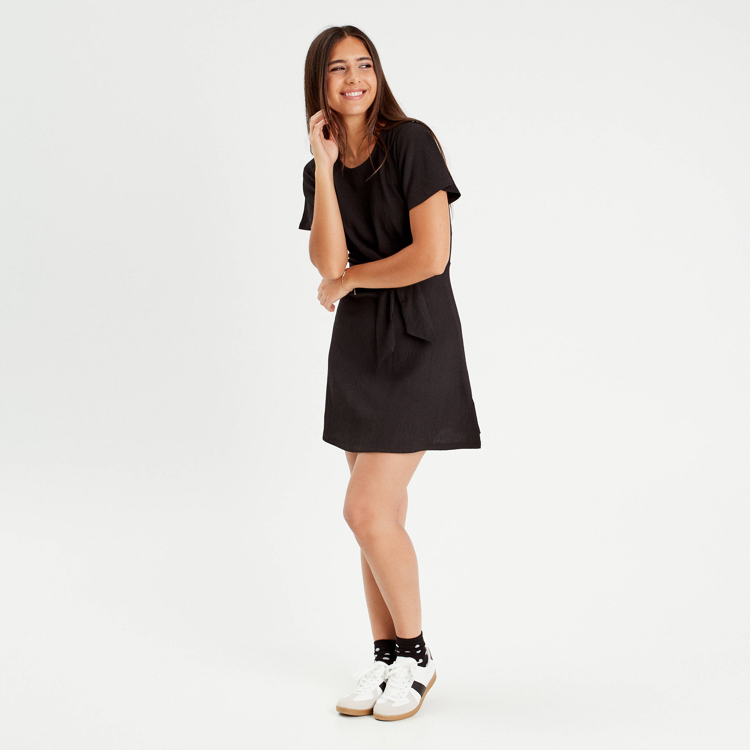 Robe &eacute;vas&eacute;e d&eacute;tail noeud noir femme