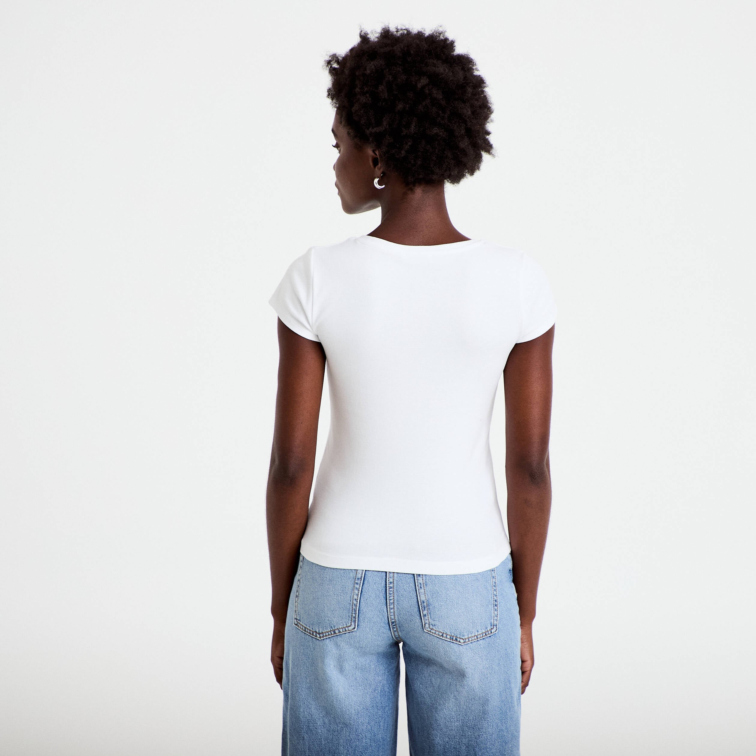 T-shirt ajust&eacute; col v manches courtes blanc femme
