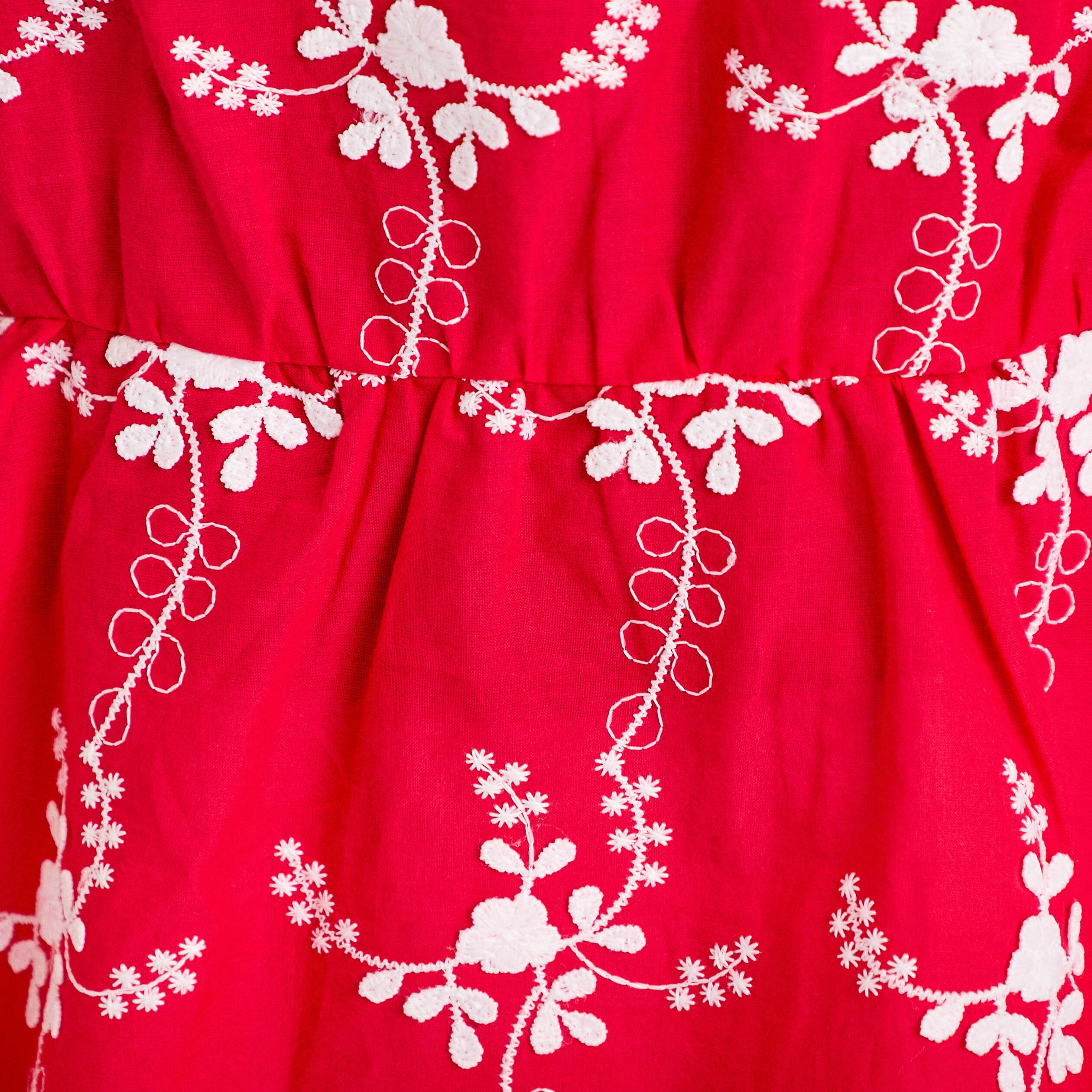 Blouse col v manches courtes brod&eacute;e rouge femme